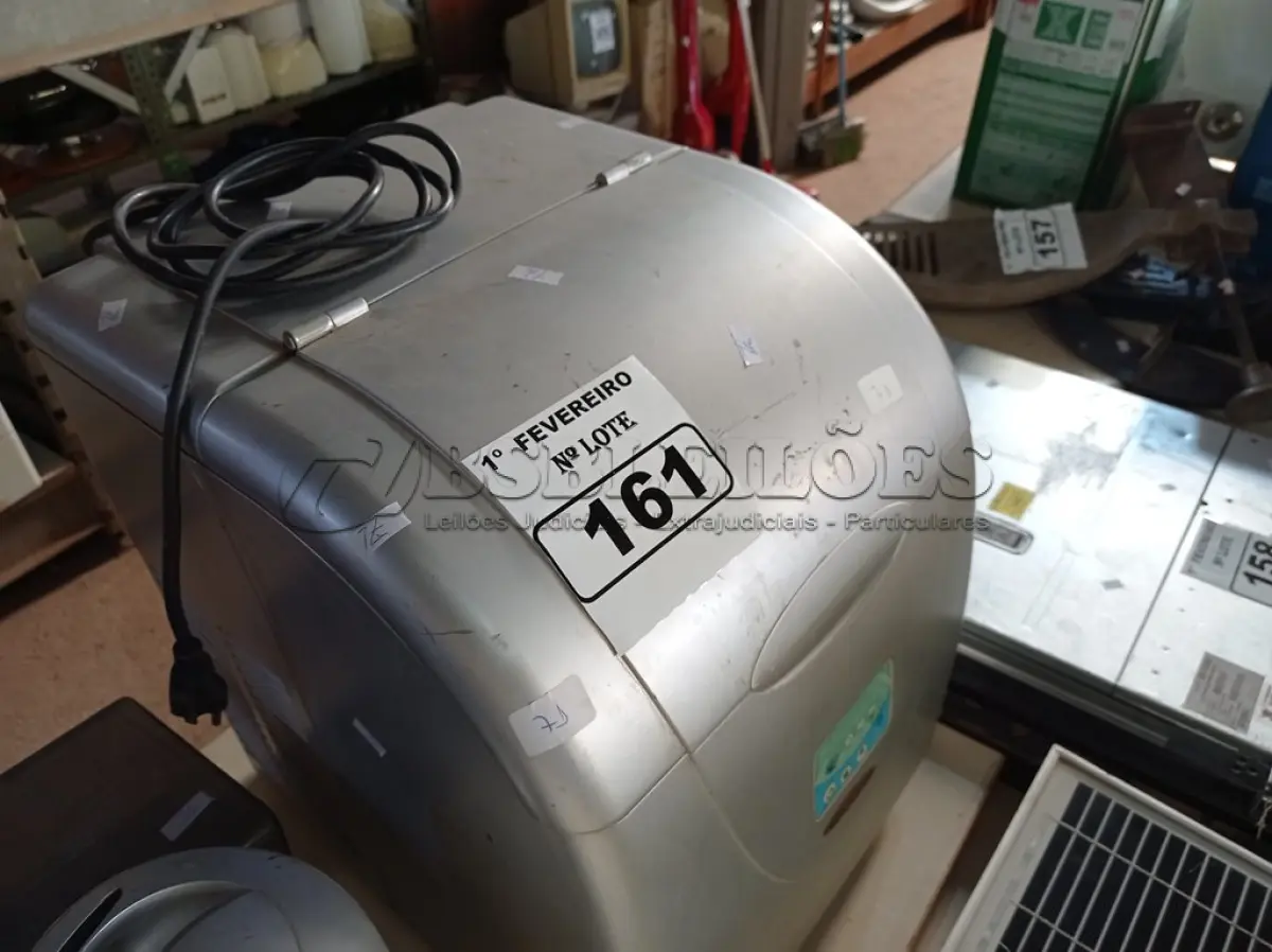 LOTE 161 - 01 MÁQUINA DE FAZER GELO MARCA SUGGAR. (NO ESTADO) ATENÇÃO! FAZER A VISITAÇÃO ANTES DE ARREMATAR, NÃO SABEMOS SE FUNCIONA. LEILÃO NÃO TEM GARANTIA E NEM DEVOLUÇÃO, SUJEITO A POSSÍVEIS AVARIAS VISÍVEIS/OCULTAS E/OU AUSÊNCIA DE COMPONENTES.