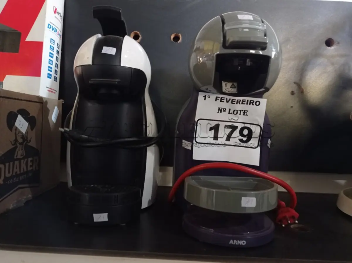 LOTE 179 - 02 CAFETEIRAS. (NO ESTADO) ATENÇÃO! FAZER A VISITAÇÃO ANTES DE ARREMATAR, NÃO SABEMOS SE FUNCIONA. LEILÃO NÃO TEM GARANTIA E NEM DEVOLUÇÃO, SUJEITO A POSSÍVEIS AVARIAS VISÍVEIS/OCULTAS E/OU AUSÊNCIA DE COMPONENTES.