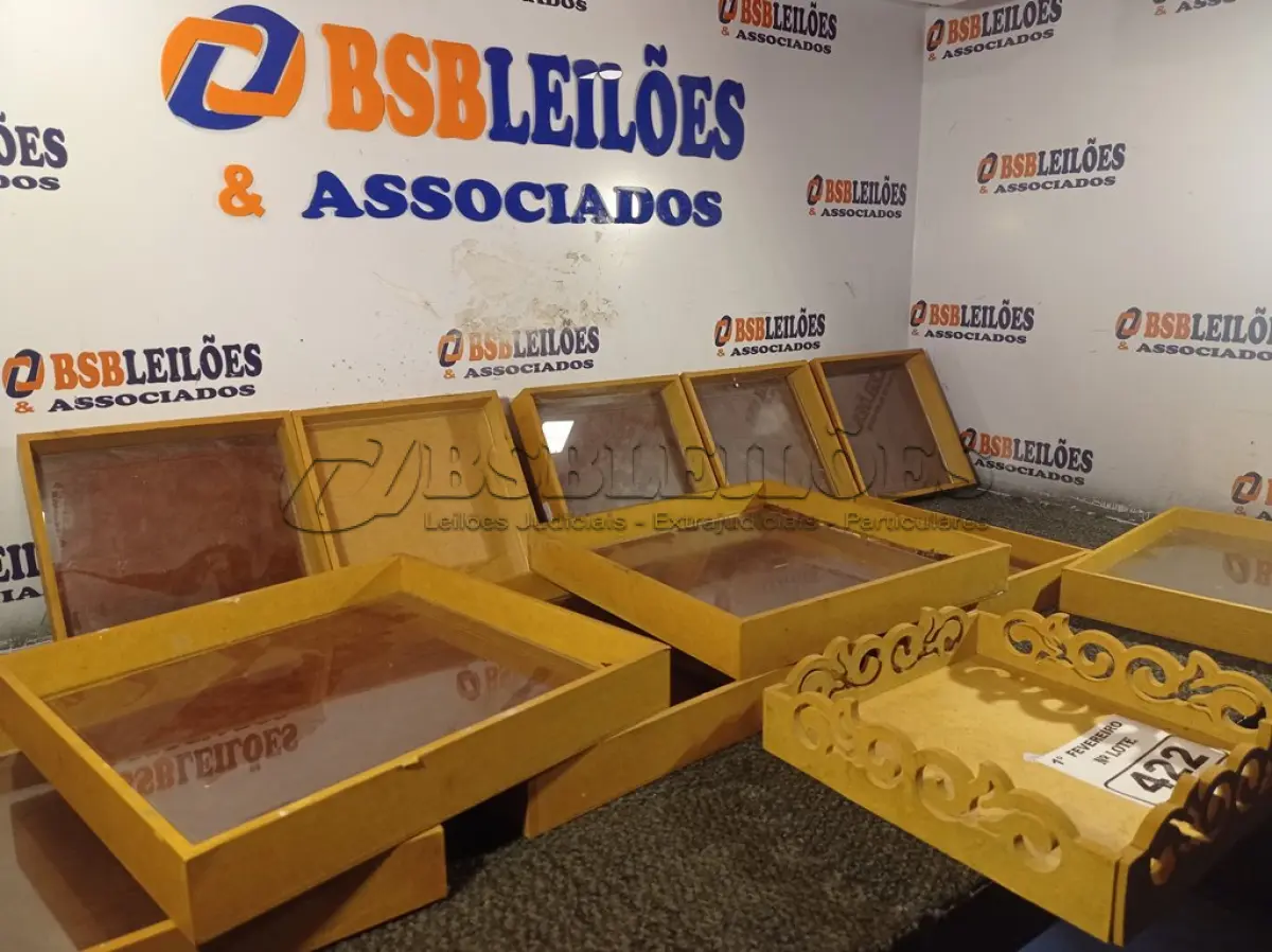 LOTE 422 - 01 LOTE COM VÁRIAS BANDEJAS EM MDF. (NO ESTADO) ATENÇÃO! FAZER A VISITAÇÃO ANTES DE ARREMATAR, NÃO SABEMOS SE FUNCIONA. LEILÃO NÃO TEM GARANTIA E NEM DEVOLUÇÃO, SUJEITO A POSSÍVEIS AVARIAS VISÍVEIS/OCULTAS E/OU AUSÊNCIA DE COMPONENTES.