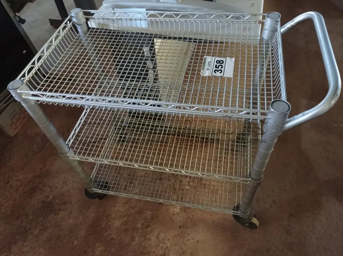 LOTE 358 - 01 CARRINHO PARA TRANSPORTE DE ALIMENTOS.  (NO ESTADO) ATENÇÃO! FAZER A VISITAÇÃO ANTES DE ARREMATAR, NÃO SABEMOS SE FUNCIONA. LEILÃO NÃO TEM GARANTIA E NEM DEVOLUÇÃO, SUJEITO A POSSÍVEIS AVARIAS VISÍVEIS/OCULTAS E/OU AUSÊNCIA DE COMPONENTES.