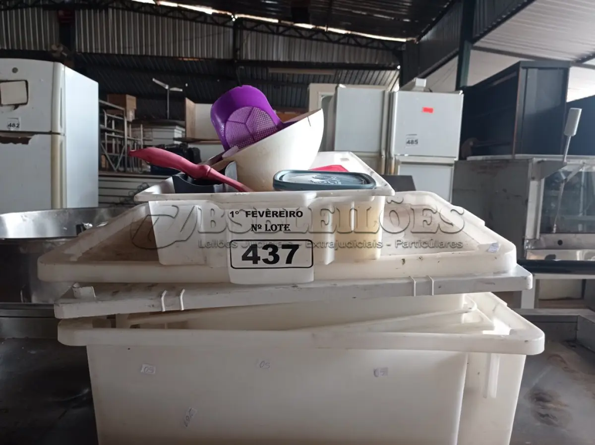 LOTE 437 - 01 LOTE COM VÁRIAS CAIXAS PLÁSTICAS E UTENSÍLIOS. (NO ESTADO) ATENÇÃO! FAZER A VISITAÇÃO ANTES DE ARREMATAR, NÃO SABEMOS SE FUNCIONA. LEILÃO NÃO TEM GARANTIA E NEM DEVOLUÇÃO, SUJEITO A POSSÍVEIS AVARIAS VISÍVEIS/OCULTAS E/OU AUSÊNCIA DE COMPONENTES.