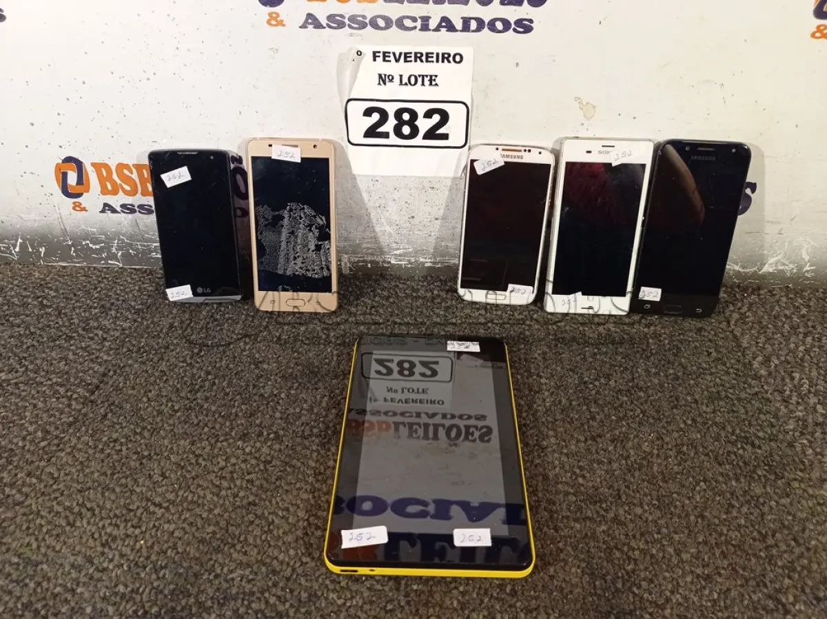 LOTE 282 - 01 TABLET E 05 APARELHOS DE CELULAR MARCAS E MODELOS DIVERSOS PARA RETIRADA DE PEÇAS. (NO ESTADO) ATENÇÃO! FAZER A VISITAÇÃO ANTES DE ARREMATAR, NÃO SABEMOS SE FUNCIONA. LEILÃO NÃO TEM GARANTIA E NEM DEVOLUÇÃO, SUJEITO A POSSÍVEIS AVARIAS VISÍVEIS/OCULTAS E/OU AUSÊNCIA DE COMPONENTES.