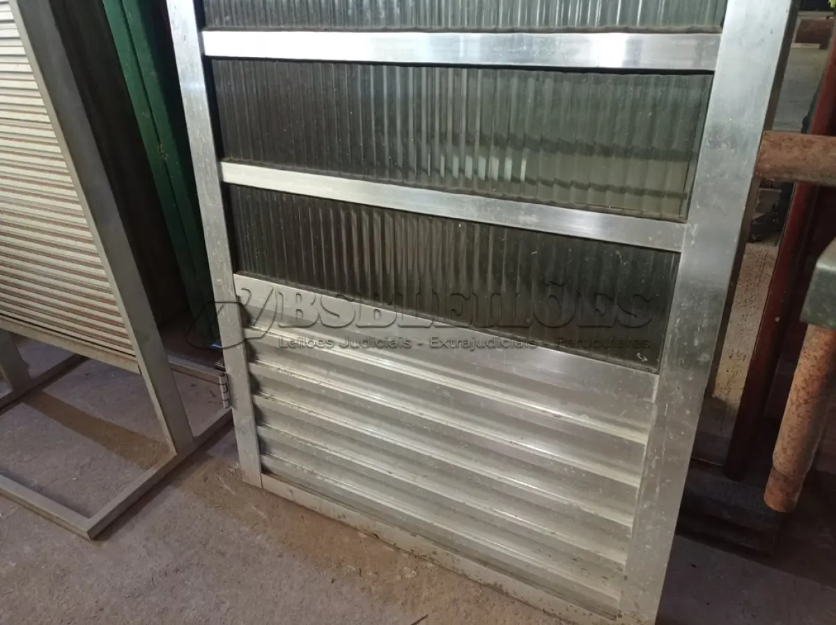 LOTE 363 - 01 PORTA EM ALUMÍNIO. (NO ESTADO) ATENÇÃO! FAZER A VISITAÇÃO ANTES DE ARREMATAR, NÃO SABEMOS SE FUNCIONA. LEILÃO NÃO TEM GARANTIA E NEM DEVOLUÇÃO, SUJEITO A POSSÍVEIS AVARIAS VISÍVEIS/OCULTAS E/OU AUSÊNCIA DE COMPONENTES.