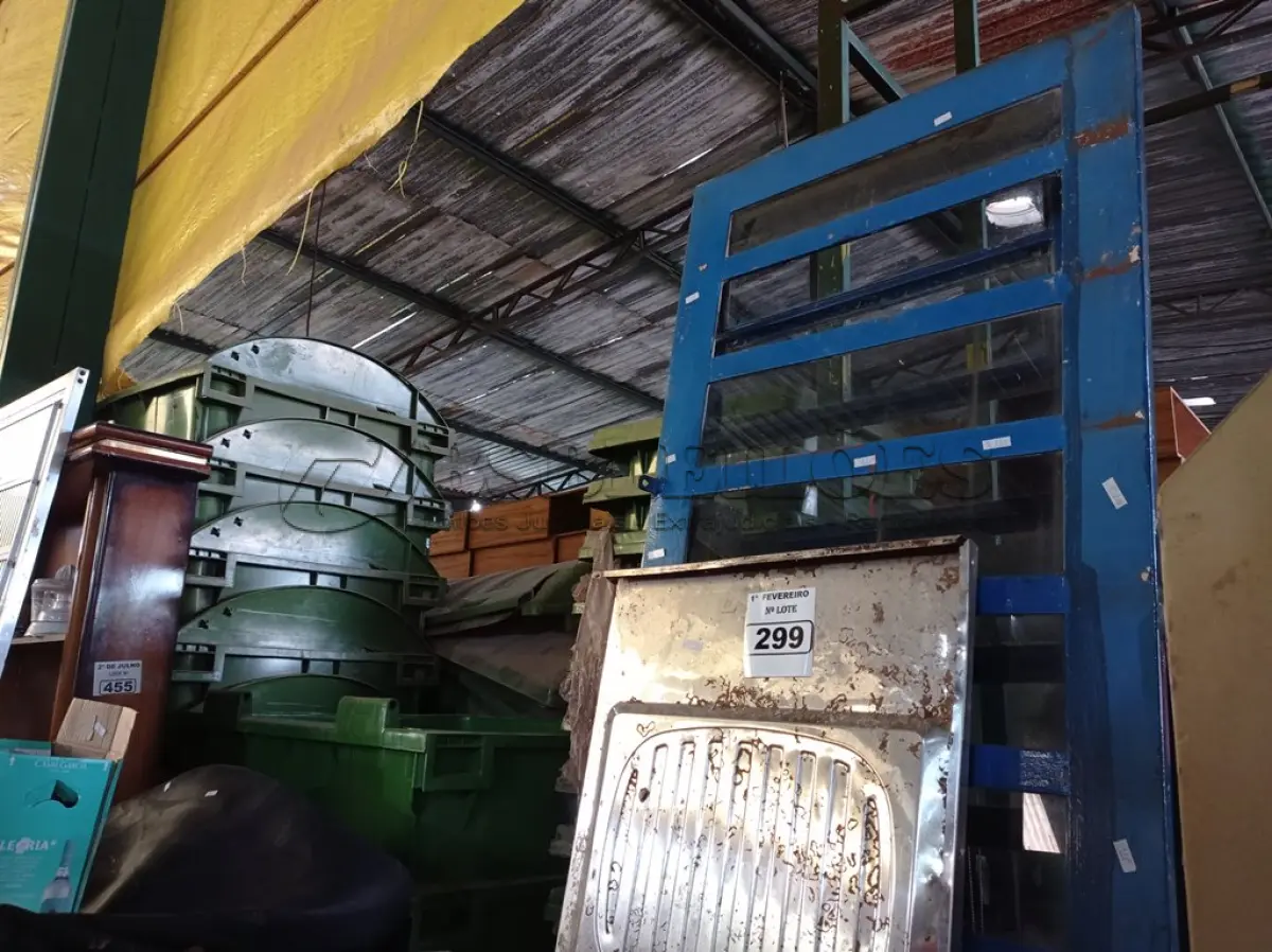 LOTE 299 - 01 TAMPO DE MESA, 01 PIA EM INOX, 02 PORTAS DE FERRO E 02 ACABAMENTOS PARA JANELAS. (NO ESTADO) ATENÇÃO! FAZER A VISITAÇÃO ANTES DE ARREMATAR, NÃO SABEMOS SE FUNCIONA. LEILÃO NÃO TEM GARANTIA E NEM DEVOLUÇÃO, SUJEITO A POSSÍVEIS AVARIAS VISÍVEIS/OCULTAS E/OU AUSÊNCIA DE COMPONENTES.