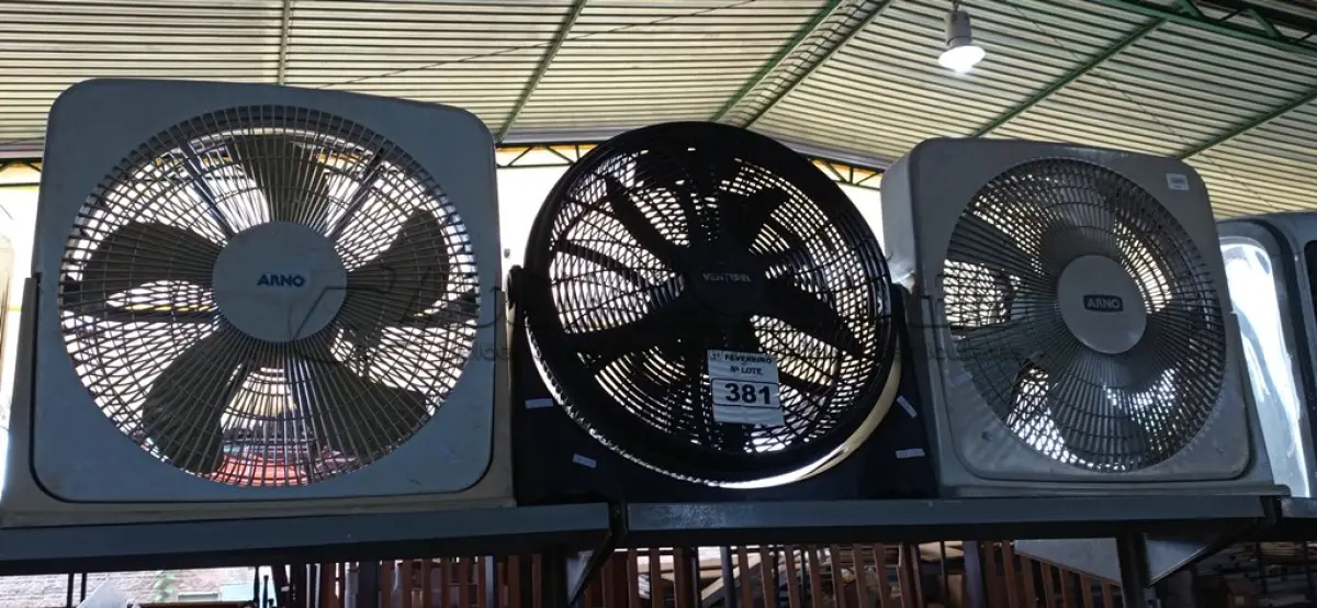 LOTE 381 - 03 VENTILADORES MARCAS E MODELOS DIVERSOS. (NO ESTADO) ATENÇÃO! FAZER A VISITAÇÃO ANTES DE ARREMATAR, NÃO SABEMOS SE FUNCIONA. LEILÃO NÃO TEM GARANTIA E NEM DEVOLUÇÃO, SUJEITO A POSSÍVEIS AVARIAS VISÍVEIS/OCULTAS E/OU AUSÊNCIA DE COMPONENTES.