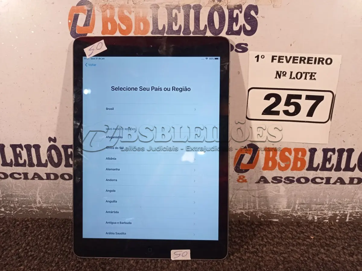 LOTE 257 - 01 IPAD A1475. (NO ESTADO) ATENÇÃO! FAZER A VISITAÇÃO ANTES DE ARREMATAR, NÃO SABEMOS SE FUNCIONA. LEILÃO NÃO TEM GARANTIA E NEM DEVOLUÇÃO, SUJEITO A POSSÍVEIS AVARIAS VISÍVEIS/OCULTAS E/OU AUSÊNCIA DE COMPONENTES.