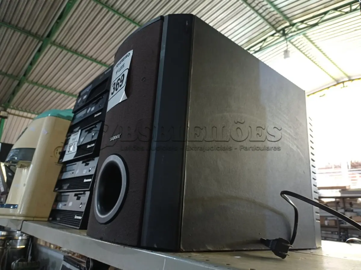 LOTE 369 - 01 SUBWOOFER MARCA SONY. (NO ESTADO) ATENÇÃO! FAZER A VISITAÇÃO ANTES DE ARREMATAR, NÃO SABEMOS SE FUNCIONA. LEILÃO NÃO TEM GARANTIA E NEM DEVOLUÇÃO, SUJEITO A POSSÍVEIS AVARIAS VISÍVEIS/OCULTAS E/OU AUSÊNCIA DE COMPONENTES.
