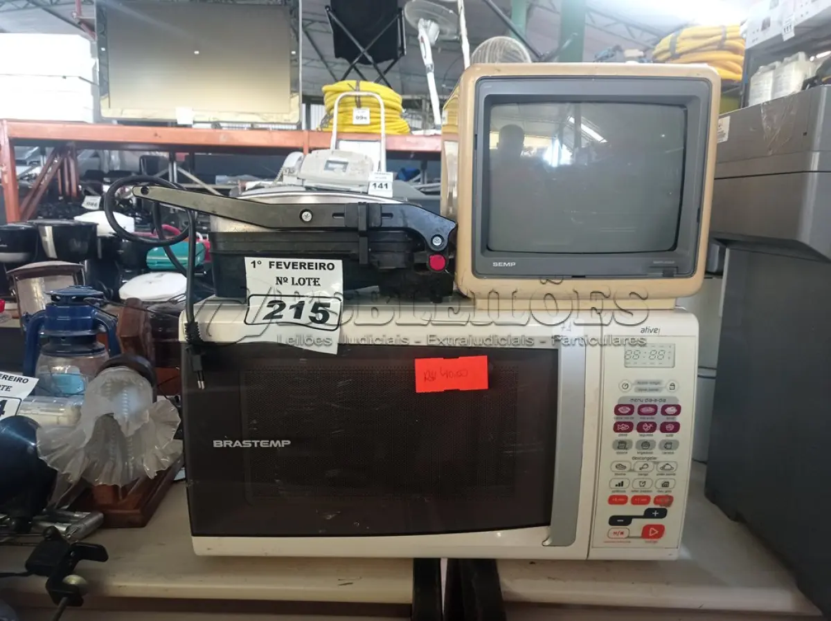 LOTE 215 - 01 GRILL, 01 TV DE TUBO E 01 MICRO-ONDAS MARCAS E MODELOS DIVERSOS. (NO ESTADO) ATENÇÃO! FAZER A VISITAÇÃO ANTES DE ARREMATAR, NÃO SABEMOS SE FUNCIONA. LEILÃO NÃO TEM GARANTIA E NEM DEVOLUÇÃO, SUJEITO A POSSÍVEIS AVARIAS VISÍVEIS/OCULTAS E/OU AUSÊNCIA DE COMPONENTES.