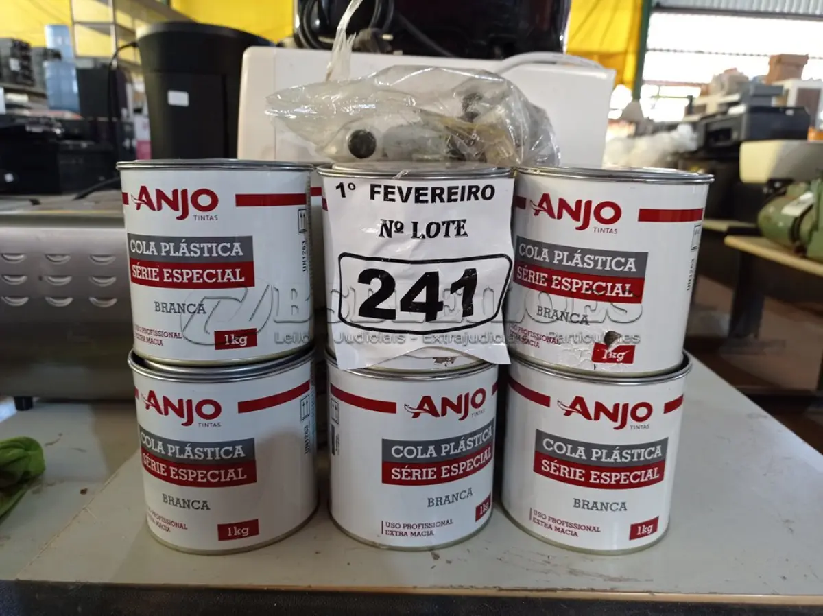 LOTE 241 - 12 LATAS DE COLA PLÁSTICA ANJO 1KG. (NO ESTADO) ATENÇÃO! FAZER A VISITAÇÃO ANTES DE ARREMATAR, NÃO SABEMOS SE FUNCIONA. LEILÃO NÃO TEM GARANTIA E NEM DEVOLUÇÃO, SUJEITO A POSSÍVEIS AVARIAS VISÍVEIS/OCULTAS E/OU AUSÊNCIA DE COMPONENTES.