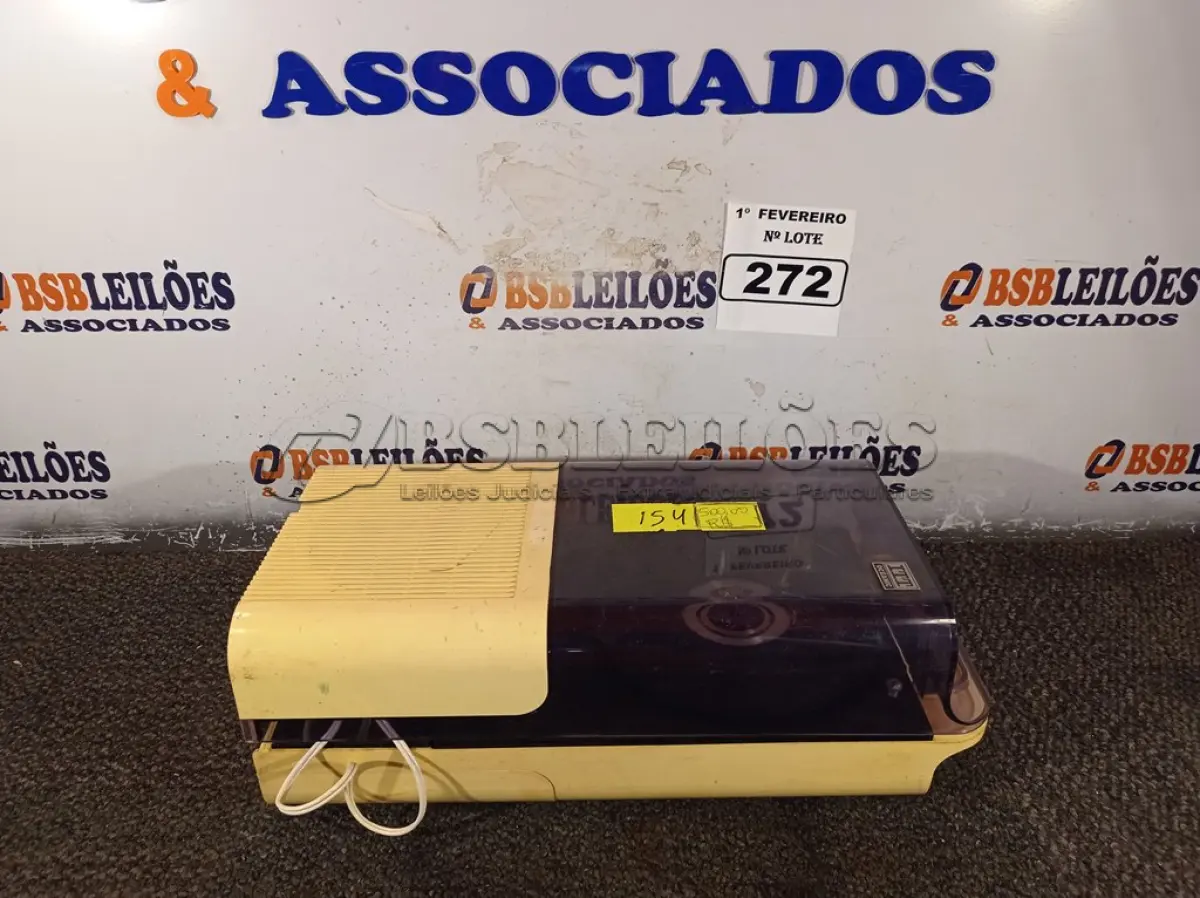 LOTE 272 - 01 TOCA DISCOS ANTIGO. (NO ESTADO) ATENÇÃO! FAZER A VISITAÇÃO ANTES DE ARREMATAR, NÃO SABEMOS SE FUNCIONA. LEILÃO NÃO TEM GARANTIA E NEM DEVOLUÇÃO, SUJEITO A POSSÍVEIS AVARIAS VISÍVEIS/OCULTAS E/OU AUSÊNCIA DE COMPONENTES.