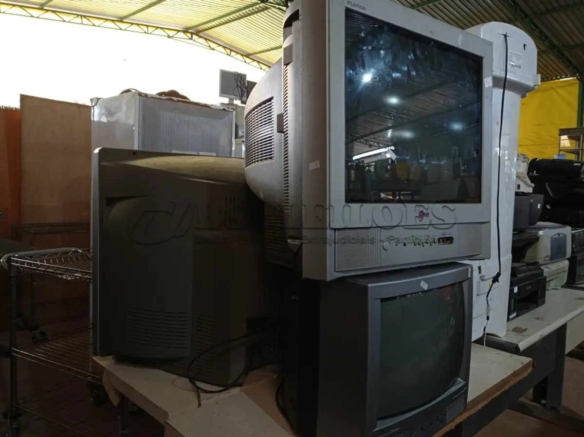 LOTE 334 - 03 TV’S DE TUBO MARCAS E MODELOS DIVERSOS. (NO ESTADO) ATENÇÃO! FAZER A VISITAÇÃO ANTES DE ARREMATAR, NÃO SABEMOS SE FUNCIONA. LEILÃO NÃO TEM GARANTIA E NEM DEVOLUÇÃO, SUJEITO A POSSÍVEIS AVARIAS VISÍVEIS/OCULTAS E/OU AUSÊNCIA DE COMPONENTES.