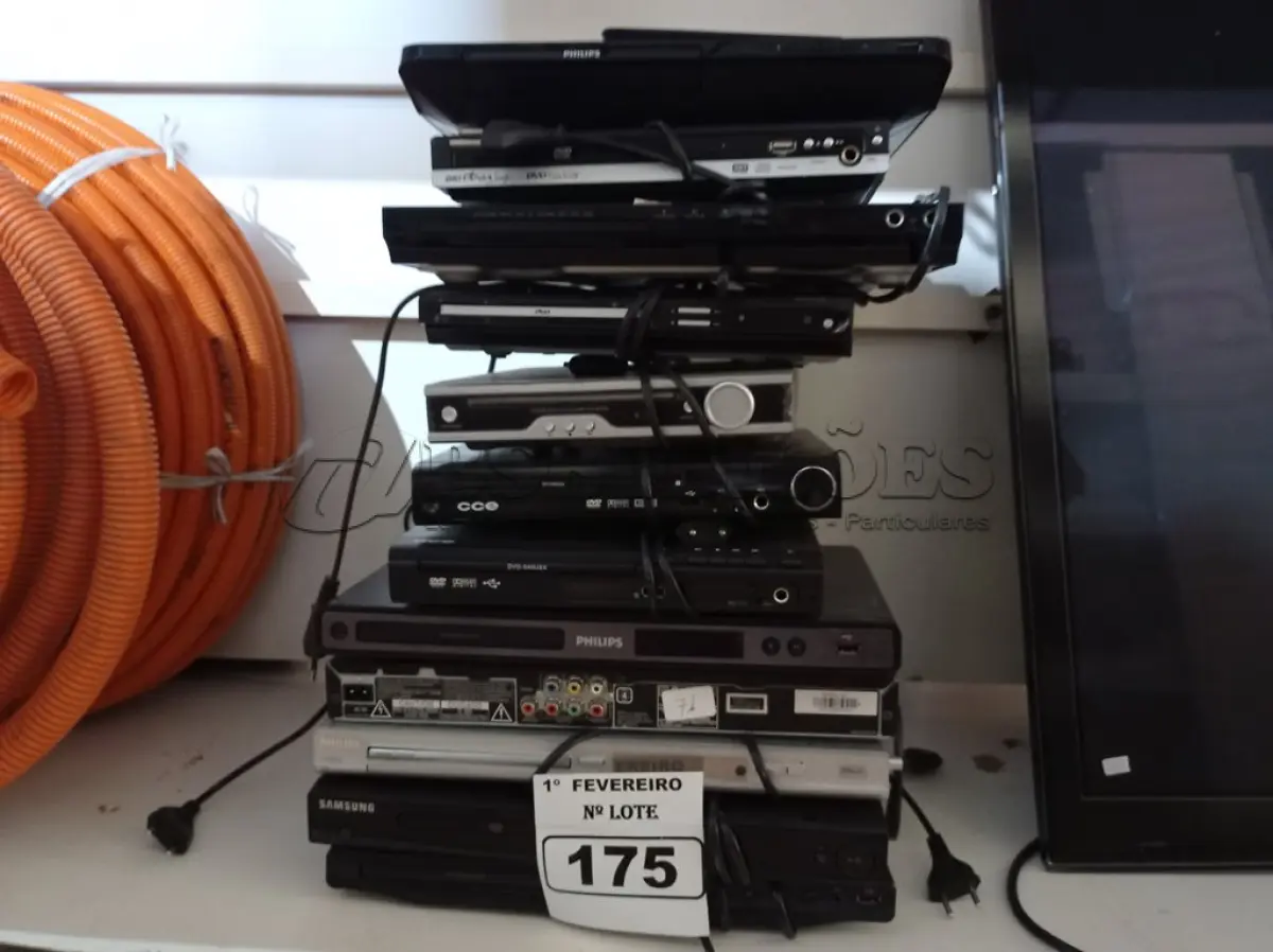LOTE 175 - 12 APARELHOS DE DVD MARCAS E MODELOS DIVERSOS. (NO ESTADO) ATENÇÃO! FAZER A VISITAÇÃO ANTES DE ARREMATAR, NÃO SABEMOS SE FUNCIONA. LEILÃO NÃO TEM GARANTIA E NEM DEVOLUÇÃO, SUJEITO A POSSÍVEIS AVARIAS VISÍVEIS/OCULTAS E/OU AUSÊNCIA DE COMPONENTES.