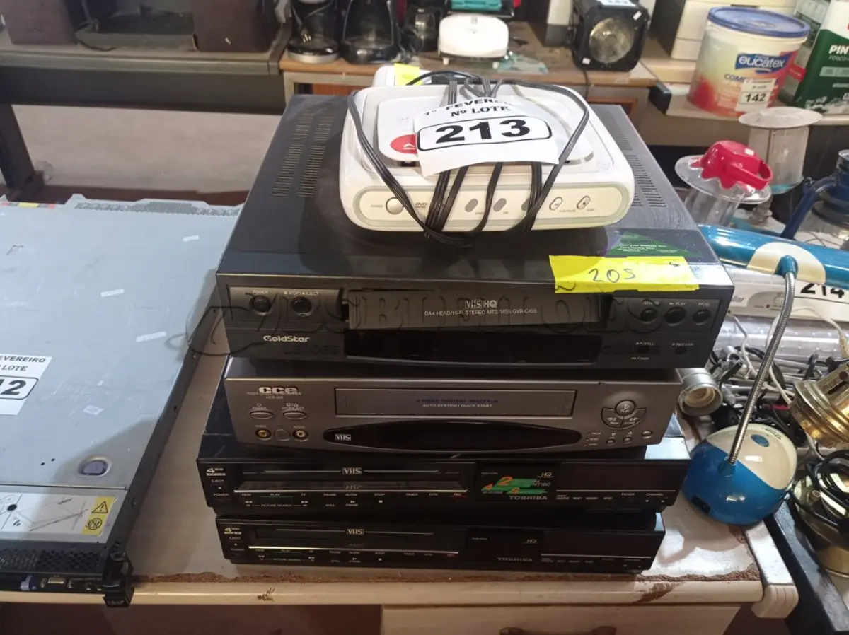 LOTE 213 - 08 APARELHOS DE DVD E 04 VÍDEOS CASSETES MARCAS E MODELOS DIVERSOS. (NO ESTADO) ATENÇÃO! FAZER A VISITAÇÃO ANTES DE ARREMATAR, NÃO SABEMOS SE FUNCIONA. LEILÃO NÃO TEM GARANTIA E NEM DEVOLUÇÃO, SUJEITO A POSSÍVEIS AVARIAS VISÍVEIS/OCULTAS E/OU AUSÊNCIA DE COMPONENTES.