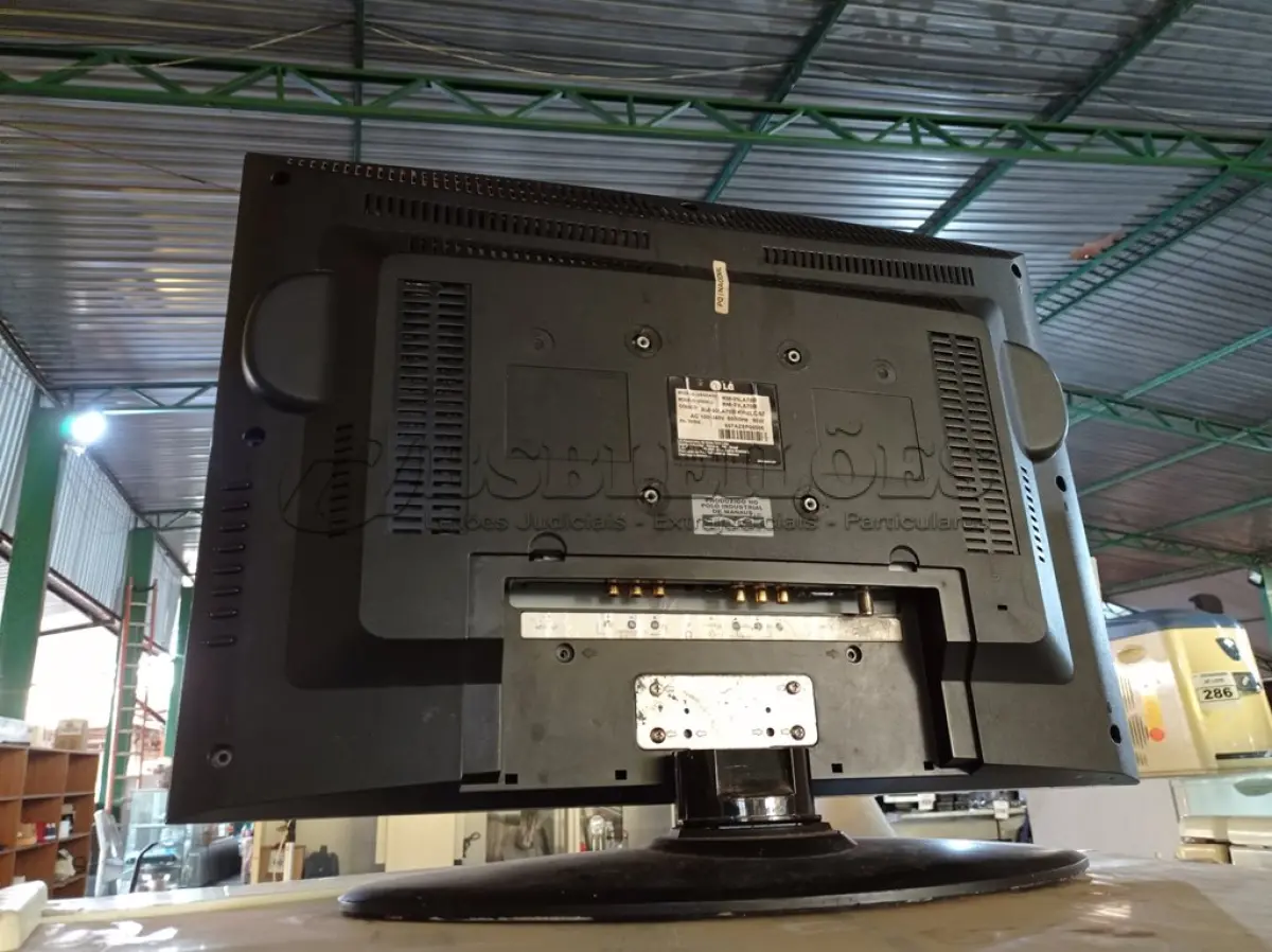 LOTE 292 - 01 MONITOR/TV 20” POL PARA RETIRADA DE PEÇAS. (NO ESTADO) ATENÇÃO! FAZER A VISITAÇÃO ANTES DE ARREMATAR, NÃO SABEMOS SE FUNCIONA. LEILÃO NÃO TEM GARANTIA E NEM DEVOLUÇÃO, SUJEITO A POSSÍVEIS AVARIAS VISÍVEIS/OCULTAS E/OU AUSÊNCIA DE COMPONENTES.