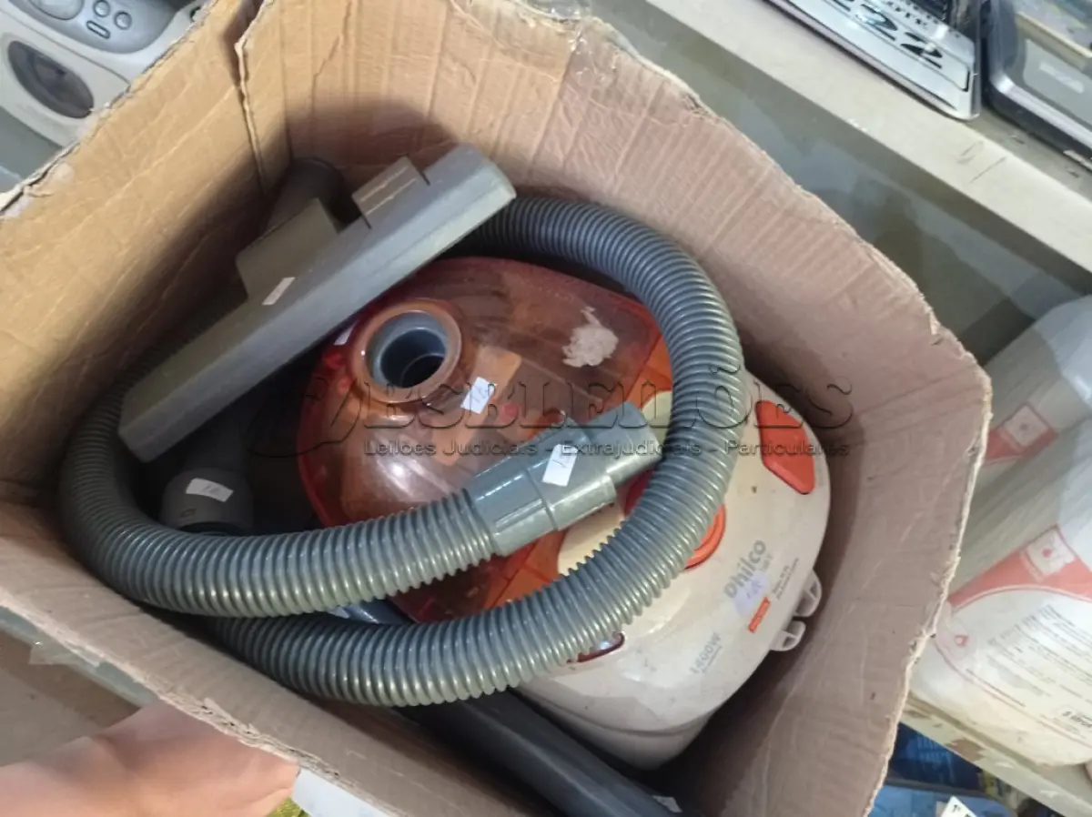 LOTE 225 - 01 ASPIRADOR DE PÓ MARCA PHILCO. (NO ESTADO) ATENÇÃO! FAZER A VISITAÇÃO ANTES DE ARREMATAR, NÃO SABEMOS SE FUNCIONA. LEILÃO NÃO TEM GARANTIA E NEM DEVOLUÇÃO, SUJEITO A POSSÍVEIS AVARIAS VISÍVEIS/OCULTAS E/OU AUSÊNCIA DE COMPONENTES.
