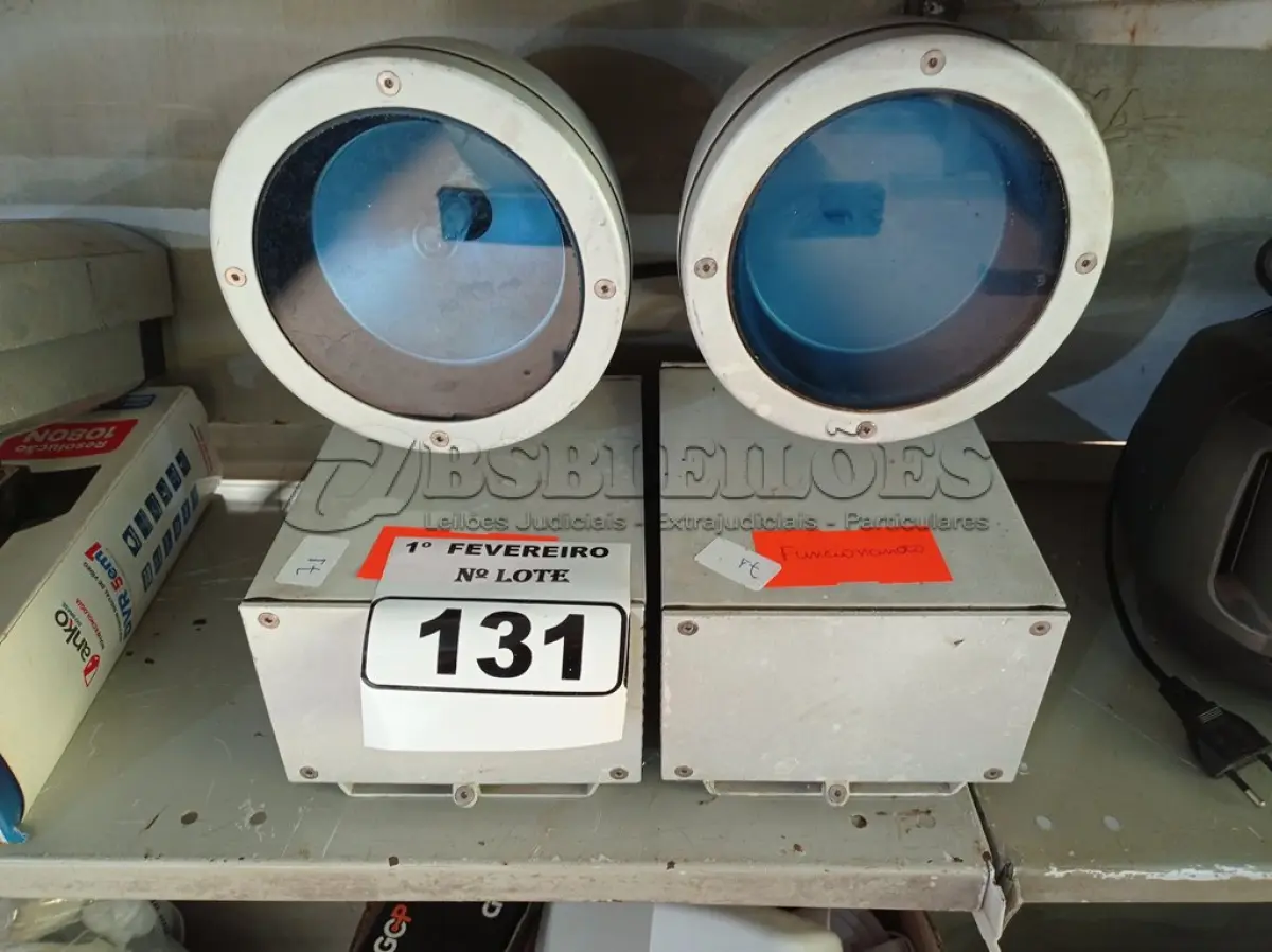 LOTE 131 - 02 LUMINÁRIAS PARA JARDIM. (NO ESTADO) ATENÇÃO! FAZER A VISITAÇÃO ANTES DE ARREMATAR, NÃO SABEMOS SE FUNCIONA. LEILÃO NÃO TEM GARANTIA E NEM DEVOLUÇÃO, SUJEITO A POSSÍVEIS AVARIAS VISÍVEIS/OCULTAS E/OU AUSÊNCIA DE COMPONENTES.