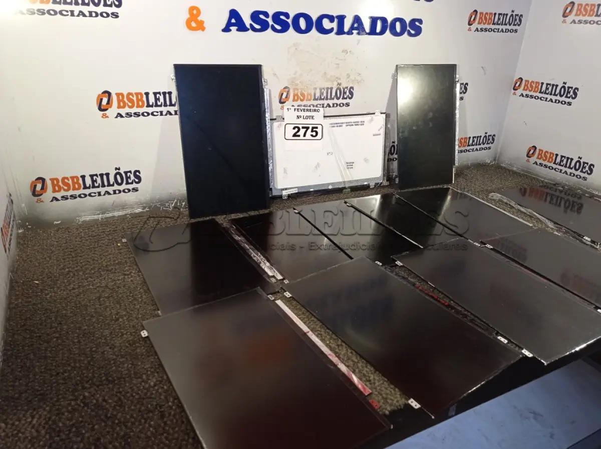 LOTE 275 - 01 LOTE COM VÁRIAS TELAS PARA NOTEBOOK MARCAS E MODELOS DIVERSOS. (NO ESTADO) ATENÇÃO! FAZER A VISITAÇÃO ANTES DE ARREMATAR, NÃO SABEMOS SE FUNCIONA. LEILÃO NÃO TEM GARANTIA E NEM DEVOLUÇÃO, SUJEITO A POSSÍVEIS AVARIAS VISÍVEIS/OCULTAS E/OU AUSÊNCIA DE COMPONENTES.