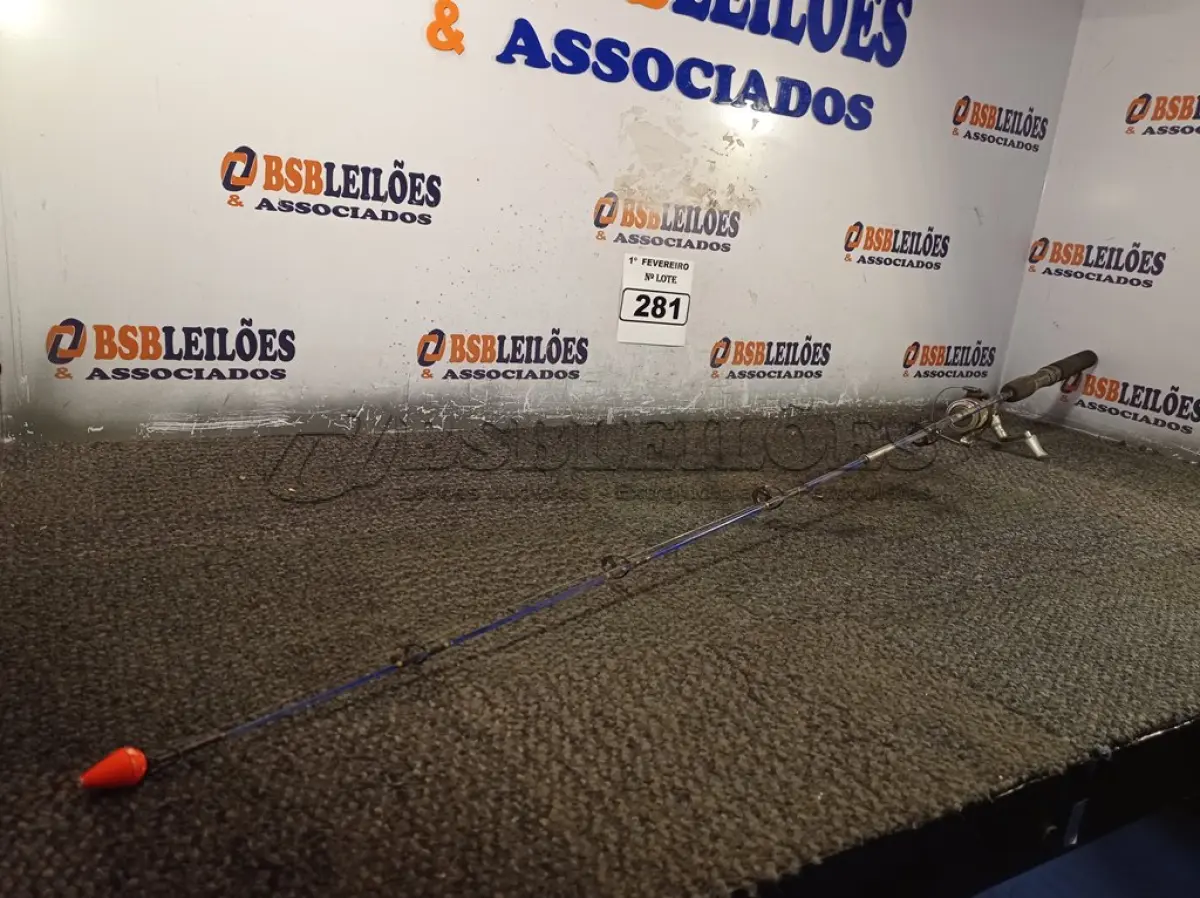 LOTE 281 - 01 VARA DE PESCA COM MOLINETE. (NO ESTADO) ATENÇÃO! FAZER A VISITAÇÃO ANTES DE ARREMATAR, NÃO SABEMOS SE FUNCIONA. LEILÃO NÃO TEM GARANTIA E NEM DEVOLUÇÃO, SUJEITO A POSSÍVEIS AVARIAS VISÍVEIS/OCULTAS E/OU AUSÊNCIA DE COMPONENTES.