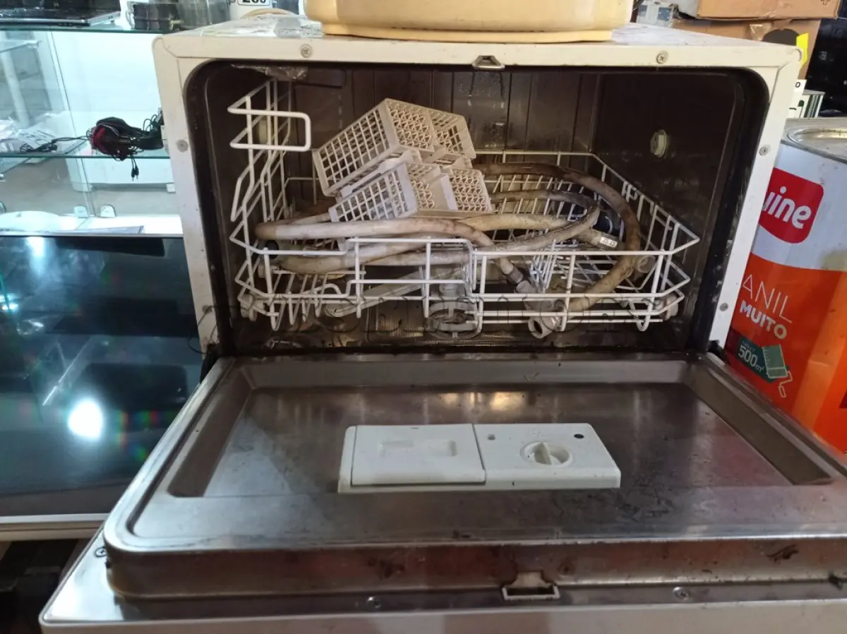 LOTE 312 - 01 LAVA-LOUÇAS MARCA PHILCO. (NO ESTADO) ATENÇÃO! FAZER A VISITAÇÃO ANTES DE ARREMATAR, NÃO SABEMOS SE FUNCIONA. LEILÃO NÃO TEM GARANTIA E NEM DEVOLUÇÃO, SUJEITO A POSSÍVEIS AVARIAS VISÍVEIS/OCULTAS E/OU AUSÊNCIA DE COMPONENTES.