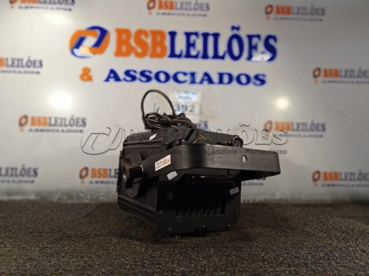 LOTE 392 - 01 LUMINÁRIA PARA ESTÚDIO. (NO ESTADO) ATENÇÃO! FAZER A VISITAÇÃO ANTES DE ARREMATAR, NÃO SABEMOS SE FUNCIONA. LEILÃO NÃO TEM GARANTIA E NEM DEVOLUÇÃO, SUJEITO A POSSÍVEIS AVARIAS VISÍVEIS/OCULTAS E/OU AUSÊNCIA DE COMPONENTES.