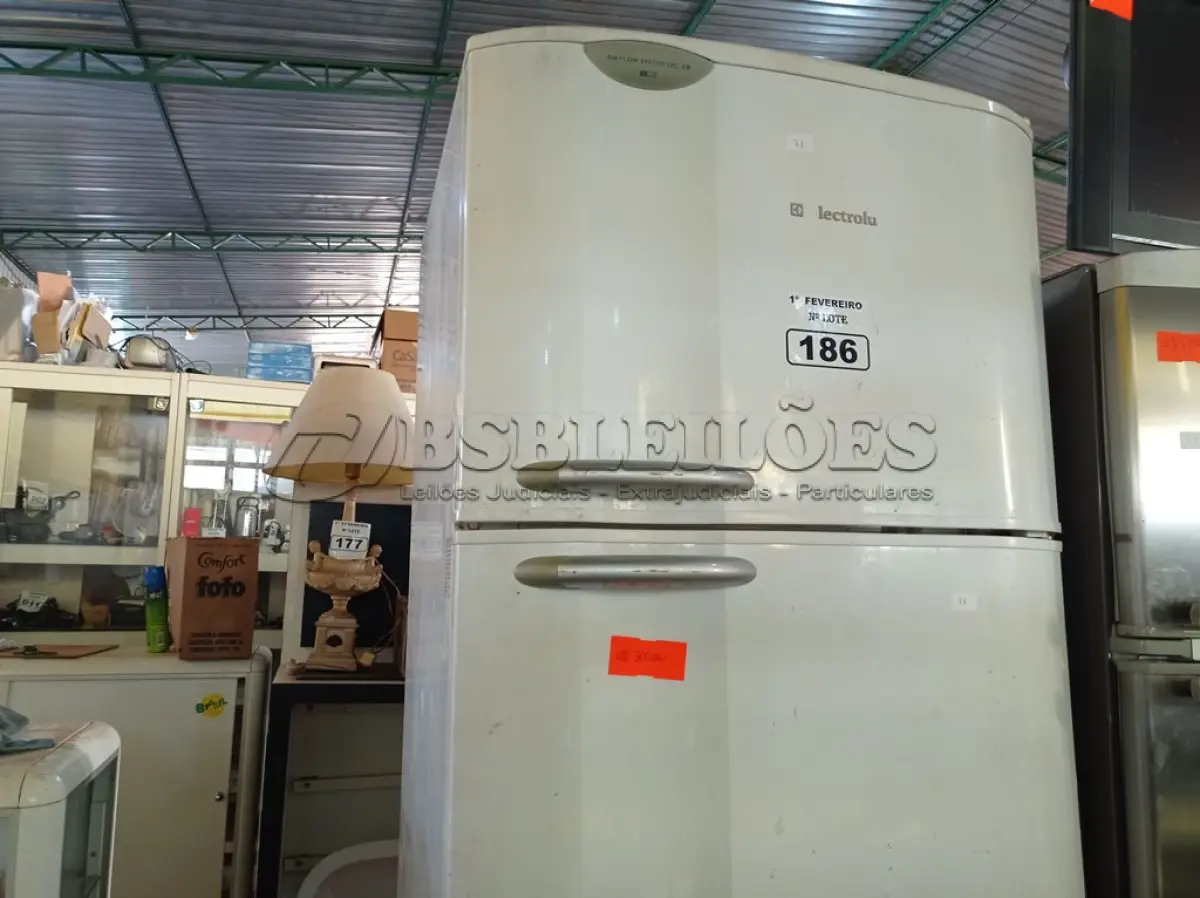 LOTE 186 - 01 GELADEIRA MARCA ELECTROLUX 220V. (NO ESTADO) ATENÇÃO! FAZER A VISITAÇÃO ANTES DE ARREMATAR, NÃO SABEMOS SE FUNCIONA. LEILÃO NÃO TEM GARANTIA E NEM DEVOLUÇÃO, SUJEITO A POSSÍVEIS AVARIAS VISÍVEIS/OCULTAS E/OU AUSÊNCIA DE COMPONENTES.