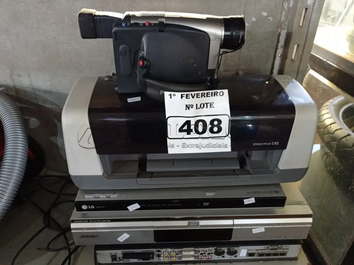 LOTE 408 - 02 APARELHOS DE DVD, 01 IMPRESSORA, 01 FILMADORA E 01 CENTRAL DE VÍDEO. (NO ESTADO) ATENÇÃO! FAZER A VISITAÇÃO ANTES DE ARREMATAR, NÃO SABEMOS SE FUNCIONA. LEILÃO NÃO TEM GARANTIA E NEM DEVOLUÇÃO, SUJEITO A POSSÍVEIS AVARIAS VISÍVEIS/OCULTAS E/OU AUSÊNCIA DE COMPONENTES.
