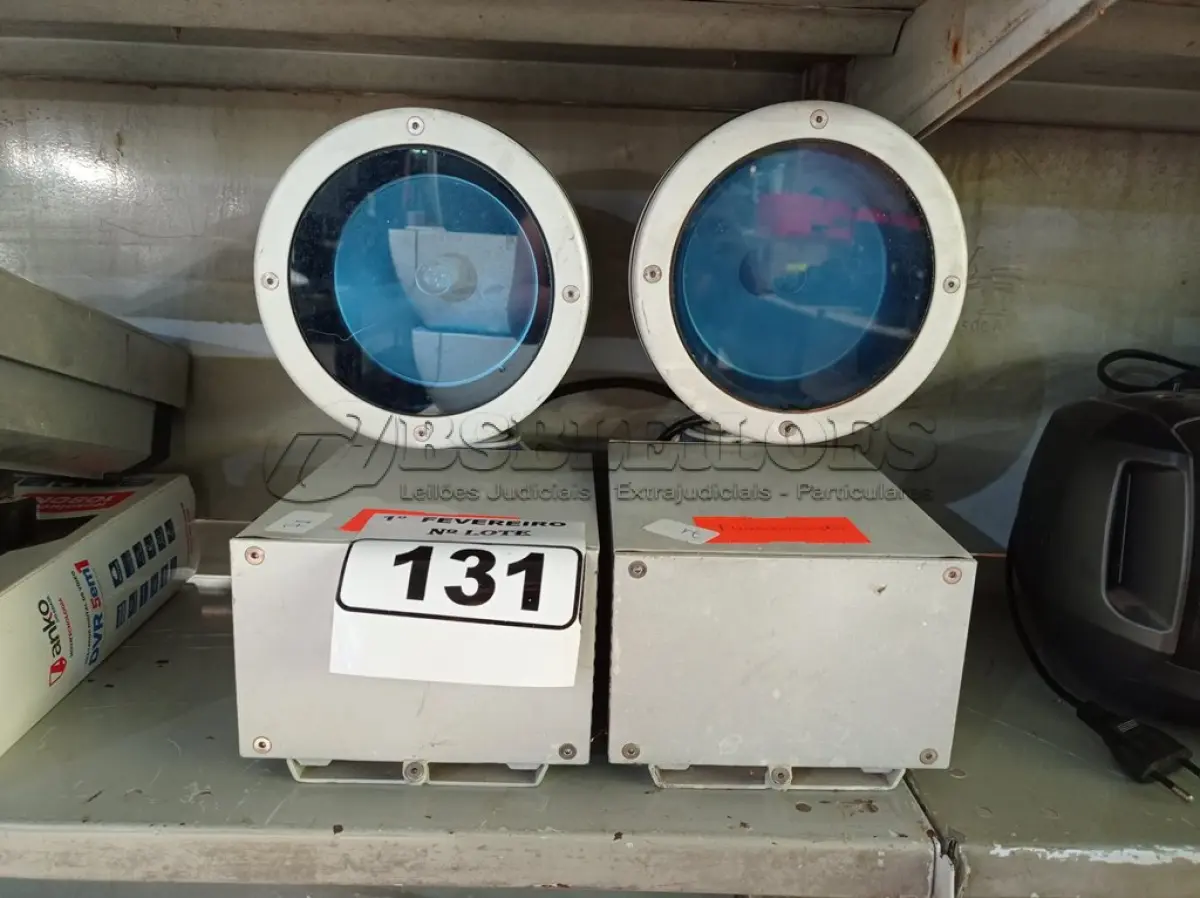 LOTE 131 - 02 LUMINÁRIAS PARA JARDIM. (NO ESTADO) ATENÇÃO! FAZER A VISITAÇÃO ANTES DE ARREMATAR, NÃO SABEMOS SE FUNCIONA. LEILÃO NÃO TEM GARANTIA E NEM DEVOLUÇÃO, SUJEITO A POSSÍVEIS AVARIAS VISÍVEIS/OCULTAS E/OU AUSÊNCIA DE COMPONENTES.
