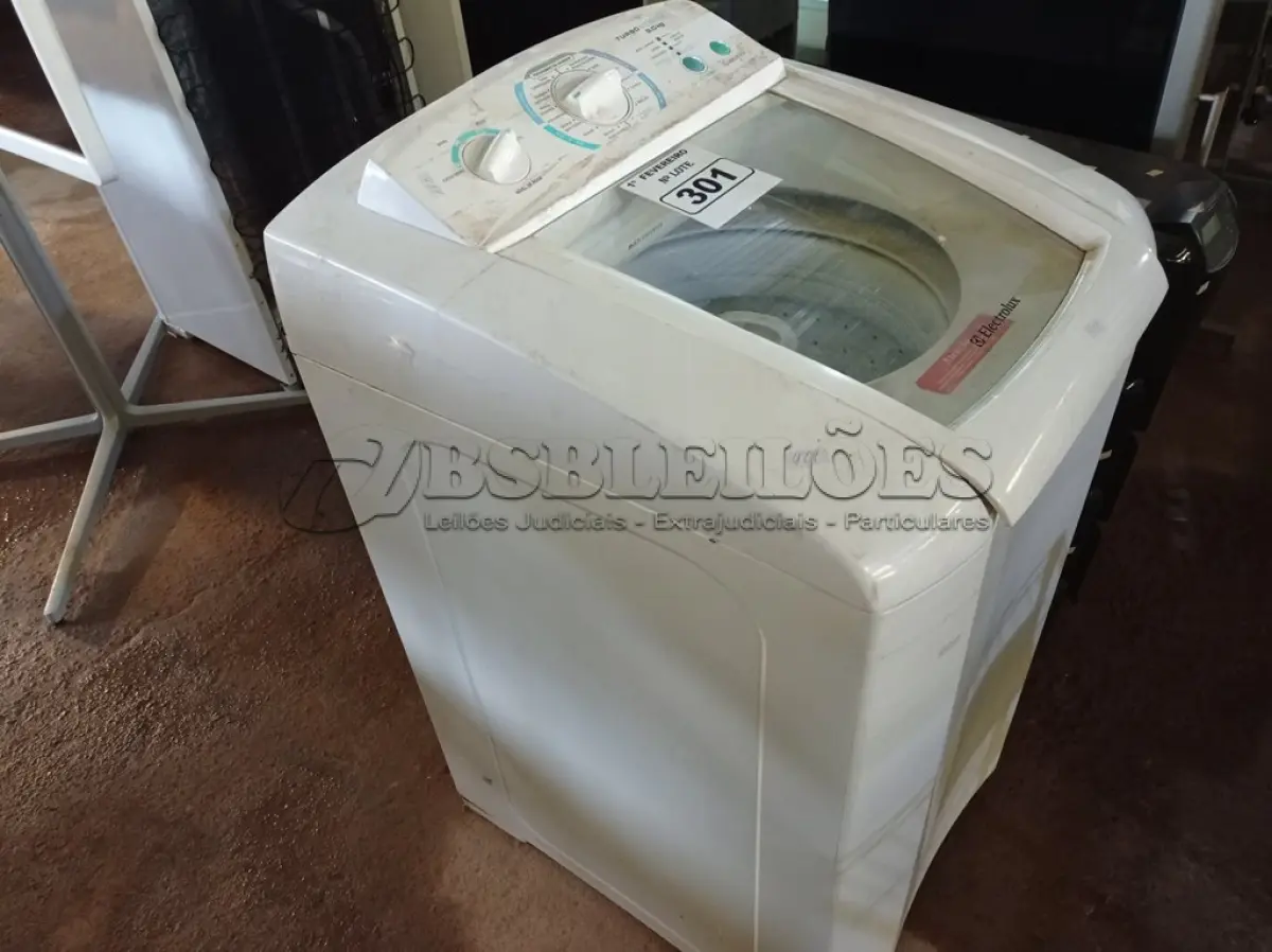 LOTE 301 - 01 LAVADORA DE ROUPAS MARCA ELECTROLUX CAP 9KG 220V. (NO ESTADO) ATENÇÃO! FAZER A VISITAÇÃO ANTES DE ARREMATAR, NÃO SABEMOS SE FUNCIONA. LEILÃO NÃO TEM GARANTIA E NEM DEVOLUÇÃO, SUJEITO A POSSÍVEIS AVARIAS VISÍVEIS/OCULTAS E/OU AUSÊNCIA DE COMPONENTES.