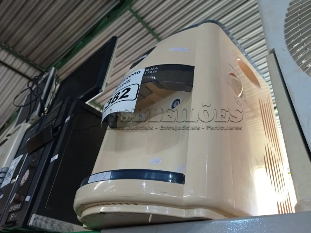 LOTE 382 - 01 PURIFICADOR DE ÁGUA MACA LATINA. (NO ESTADO) ATENÇÃO! FAZER A VISITAÇÃO ANTES DE ARREMATAR, NÃO SABEMOS SE FUNCIONA. LEILÃO NÃO TEM GARANTIA E NEM DEVOLUÇÃO, SUJEITO A POSSÍVEIS AVARIAS VISÍVEIS/OCULTAS E/OU AUSÊNCIA DE COMPONENTES.