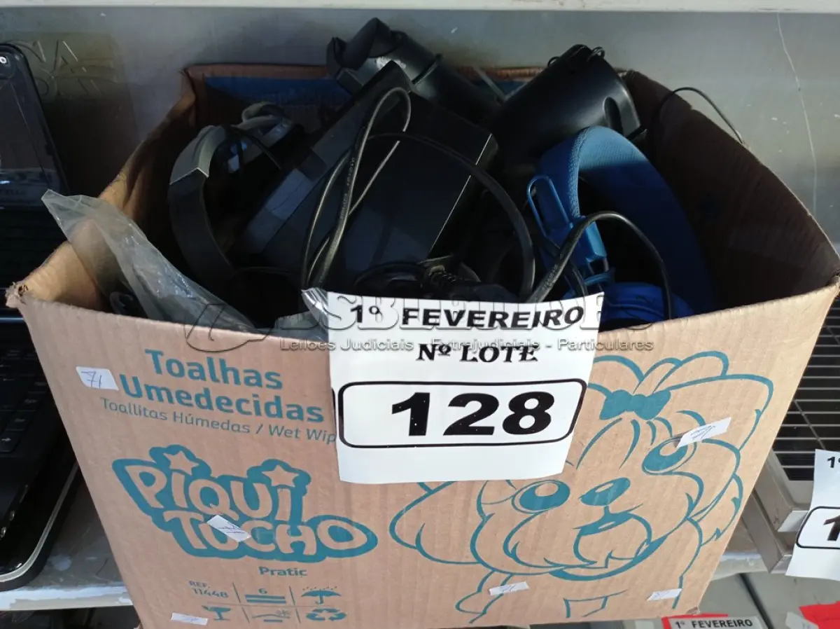 LOTE 128 - 01 LOTE COM VÁRIOS FONES DE OUVIDO E CAIXINHAS DE SOM PARA PC MARCAS E MODELOS DIVERSOS. (NO ESTADO) ATENÇÃO! FAZER A VISITAÇÃO ANTES DE ARREMATAR, NÃO SABEMOS SE FUNCIONA. LEILÃO NÃO TEM GARANTIA E NEM DEVOLUÇÃO, SUJEITO A POSSÍVEIS AVARIAS VISÍVEIS/OCULTAS E/OU AUSÊNCIA DE COMPONENTES.