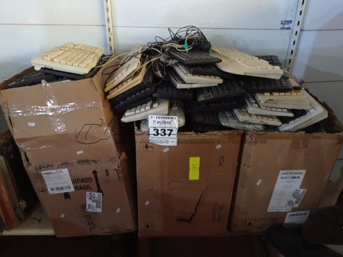 LOTE 337 - 01 LOTE COM GRANDE QUANTIDADE DE TECLADOS PARA PC MARCAS E MODELOS DIVERSOS. (NO ESTADO) ATENÇÃO! FAZER A VISITAÇÃO ANTES DE ARREMATAR, NÃO SABEMOS SE FUNCIONA. LEILÃO NÃO TEM GARANTIA E NEM DEVOLUÇÃO, SUJEITO A POSSÍVEIS AVARIAS VISÍVEIS/OCULTAS E/OU AUSÊNCIA DE COMPONENTES.