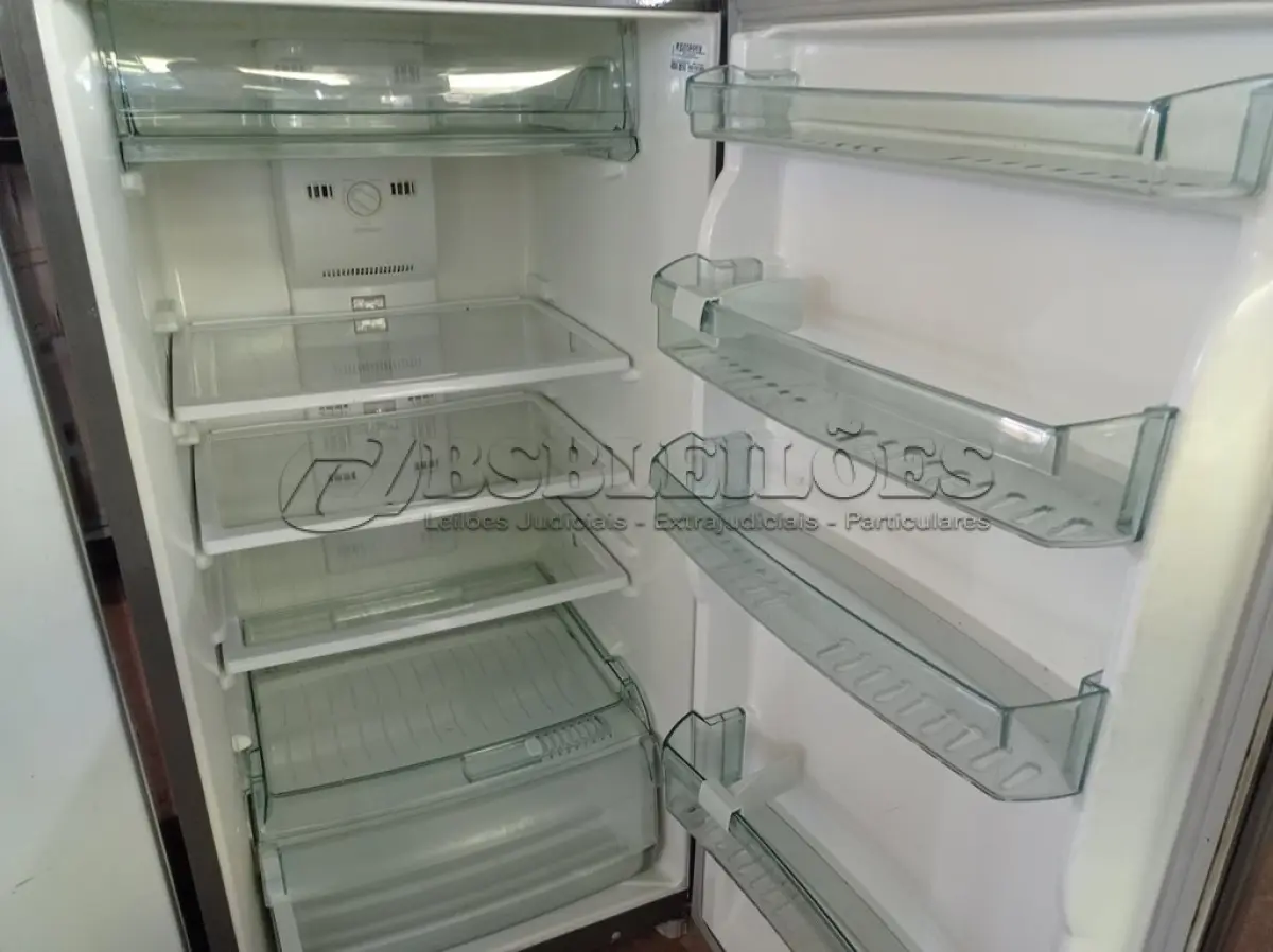 LOTE 187 - 01 GELADEIRA MARCA BRASTEMP 220V. (NO ESTADO) ATENÇÃO! FAZER A VISITAÇÃO ANTES DE ARREMATAR, NÃO SABEMOS SE FUNCIONA. LEILÃO NÃO TEM GARANTIA E NEM DEVOLUÇÃO, SUJEITO A POSSÍVEIS AVARIAS VISÍVEIS/OCULTAS E/OU AUSÊNCIA DE COMPONENTES.