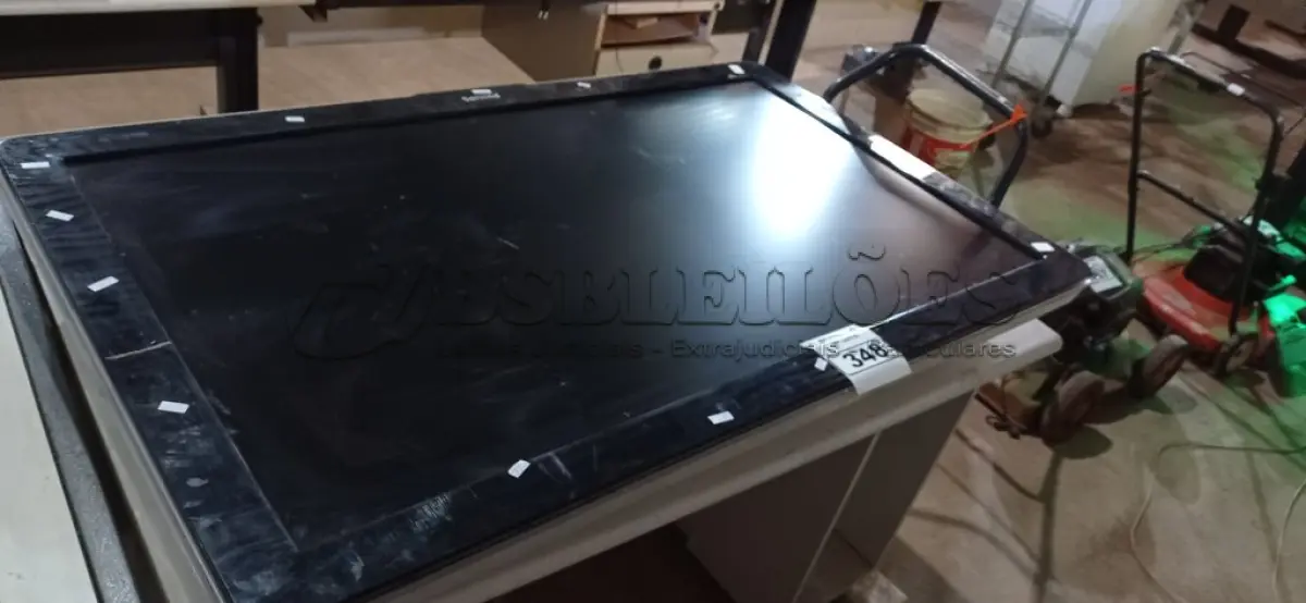 LOTE 348 - 01 TV PHILIPS 52” POL PARA RETIRADA DE PEÇAS. (NO ESTADO) ATENÇÃO! FAZER A VISITAÇÃO ANTES DE ARREMATAR, NÃO SABEMOS SE FUNCIONA. LEILÃO NÃO TEM GARANTIA E NEM DEVOLUÇÃO, SUJEITO A POSSÍVEIS AVARIAS VISÍVEIS/OCULTAS E/OU AUSÊNCIA DE COMPONENTES.