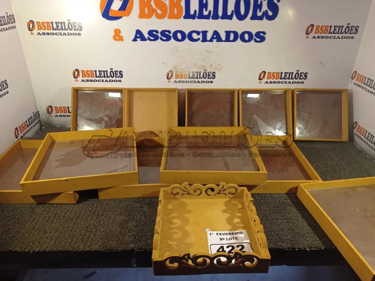 LOTE 422 - 01 LOTE COM VÁRIAS BANDEJAS EM MDF. (NO ESTADO) ATENÇÃO! FAZER A VISITAÇÃO ANTES DE ARREMATAR, NÃO SABEMOS SE FUNCIONA. LEILÃO NÃO TEM GARANTIA E NEM DEVOLUÇÃO, SUJEITO A POSSÍVEIS AVARIAS VISÍVEIS/OCULTAS E/OU AUSÊNCIA DE COMPONENTES.