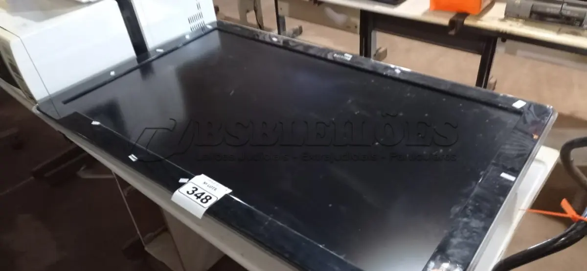 LOTE 348 - 01 TV PHILIPS 52” POL PARA RETIRADA DE PEÇAS. (NO ESTADO) ATENÇÃO! FAZER A VISITAÇÃO ANTES DE ARREMATAR, NÃO SABEMOS SE FUNCIONA. LEILÃO NÃO TEM GARANTIA E NEM DEVOLUÇÃO, SUJEITO A POSSÍVEIS AVARIAS VISÍVEIS/OCULTAS E/OU AUSÊNCIA DE COMPONENTES.
