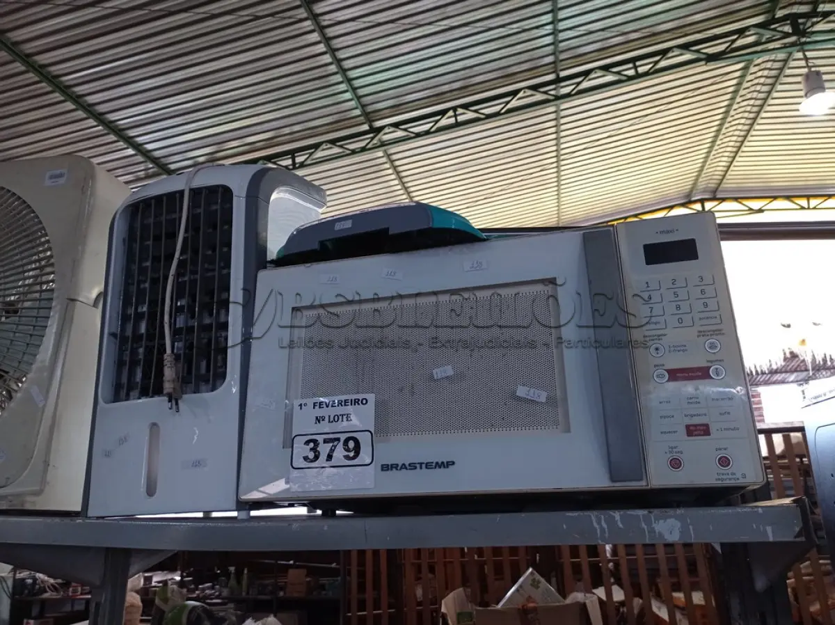 LOTE 379 - 01 MOPI PARA LIMPEZA, 01 MICRO-ONDAS E 01 CLIMATIZADOR. (NO ESTADO) ATENÇÃO! FAZER A VISITAÇÃO ANTES DE ARREMATAR, NÃO SABEMOS SE FUNCIONA. LEILÃO NÃO TEM GARANTIA E NEM DEVOLUÇÃO, SUJEITO A POSSÍVEIS AVARIAS VISÍVEIS/OCULTAS E/OU AUSÊNCIA DE COMPONENTES.