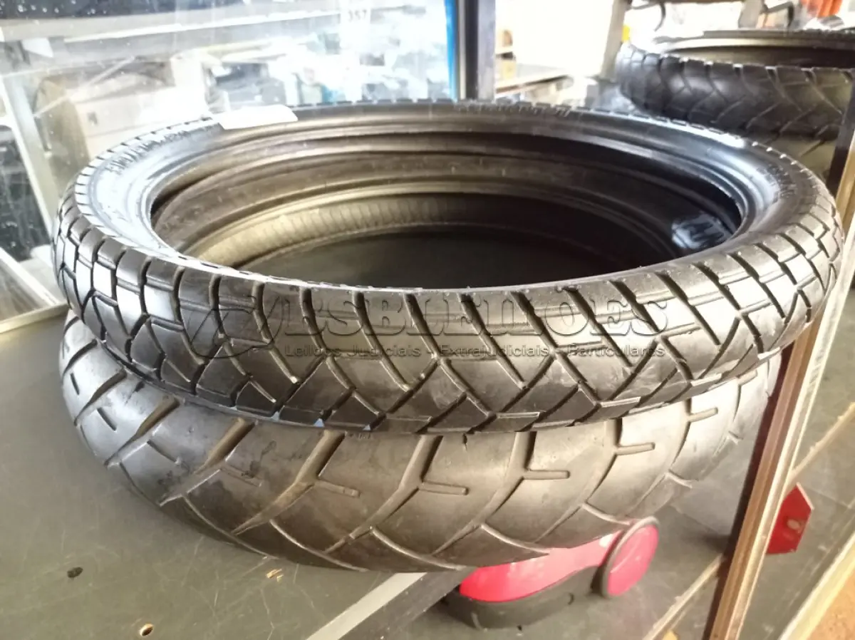 LOTE 453 - 02 PNEUS DE MOTO 90/90/21 E 110/80/19. (NO ESTADO) ATENÇÃO! FAZER A VISITAÇÃO ANTES DE ARREMATAR, NÃO SABEMOS SE FUNCIONA. LEILÃO NÃO TEM GARANTIA E NEM DEVOLUÇÃO, SUJEITO A POSSÍVEIS AVARIAS VISÍVEIS/OCULTAS E/OU AUSÊNCIA DE COMPONENTES.