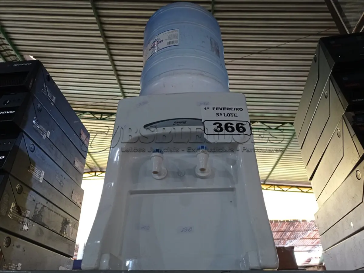 LOTE 366 - 01 BEBEDOURO PARA GARRAFÃO 220V. (NO ESTADO) ATENÇÃO! FAZER A VISITAÇÃO ANTES DE ARREMATAR, NÃO SABEMOS SE FUNCIONA. LEILÃO NÃO TEM GARANTIA E NEM DEVOLUÇÃO, SUJEITO A POSSÍVEIS AVARIAS VISÍVEIS/OCULTAS E/OU AUSÊNCIA DE COMPONENTES.