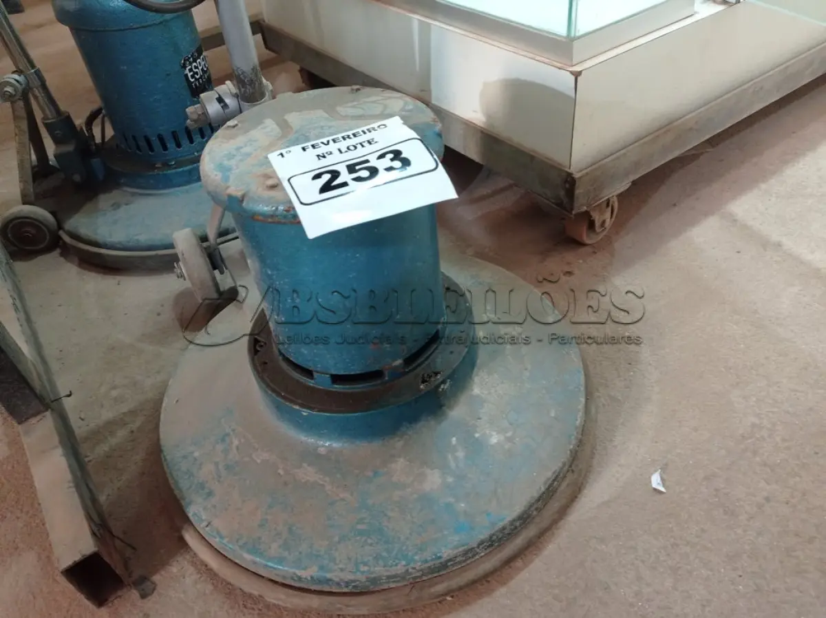 LOTE 253 - 01 ENCERADEIRA INDUSTRIAL (NO ESTADO) ATENÇÃO! FAZER A VISITAÇÃO ANTES DE ARREMATAR, NÃO SABEMOS SE FUNCIONA. LEILÃO NÃO TEM GARANTIA E NEM DEVOLUÇÃO, SUJEITO A POSSÍVEIS AVARIAS VISÍVEIS/OCULTAS E/OU AUSÊNCIA DE COMPONENTES.