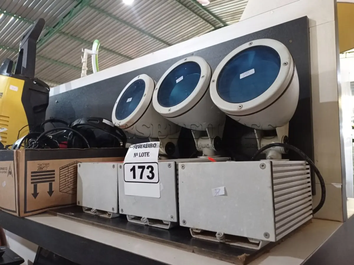 LOTE 173 - 03 LUMINÁRIAS PARA JARDIM. (NO ESTADO) ATENÇÃO! FAZER A VISITAÇÃO ANTES DE ARREMATAR, NÃO SABEMOS SE FUNCIONA. LEILÃO NÃO TEM GARANTIA E NEM DEVOLUÇÃO, SUJEITO A POSSÍVEIS AVARIAS VISÍVEIS/OCULTAS E/OU AUSÊNCIA DE COMPONENTES.