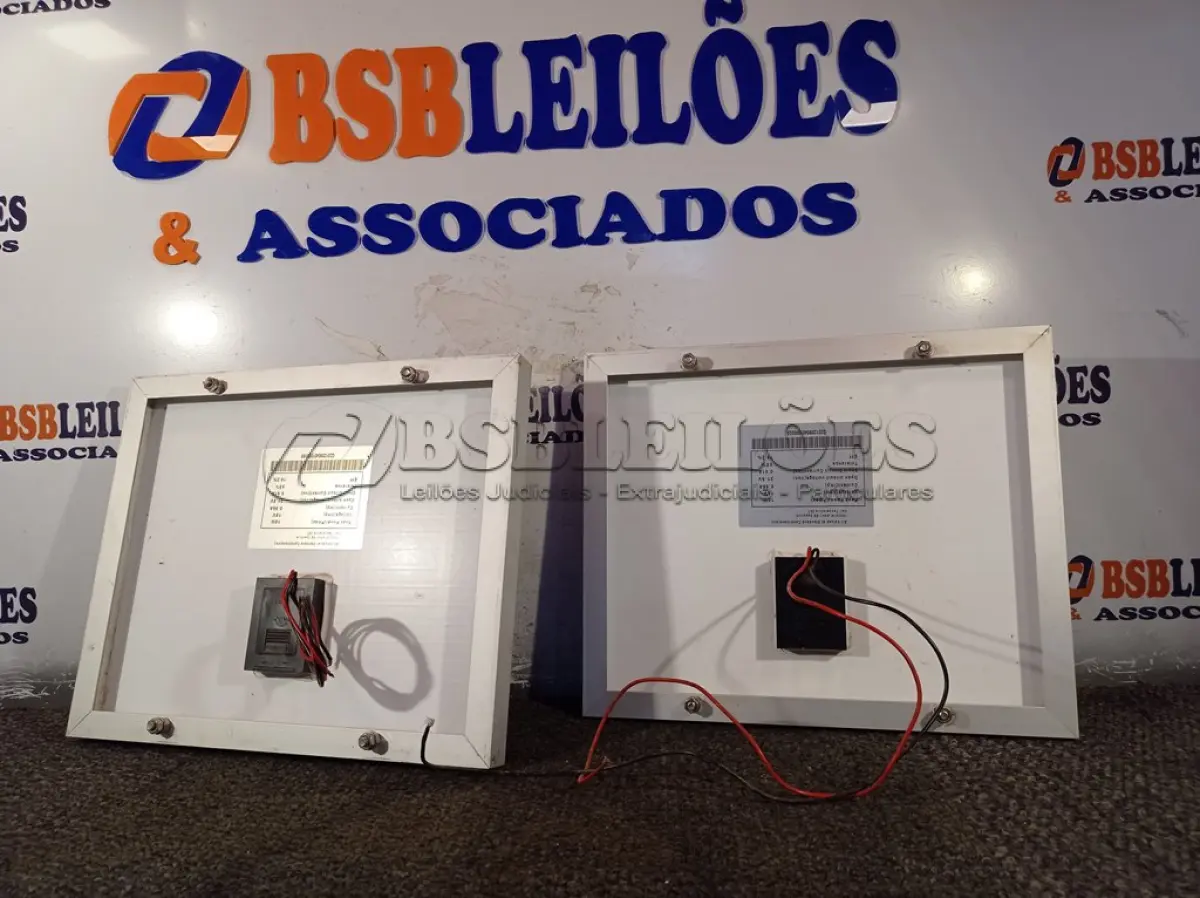 LOTE 129 - 02 PAINÉIS SOLARES 18V 10W. (NO ESTADO) ATENÇÃO! FAZER A VISITAÇÃO ANTES DE ARREMATAR, NÃO SABEMOS SE FUNCIONA. LEILÃO NÃO TEM GARANTIA E NEM DEVOLUÇÃO, SUJEITO A POSSÍVEIS AVARIAS VISÍVEIS/OCULTAS E/OU AUSÊNCIA DE COMPONENTES.