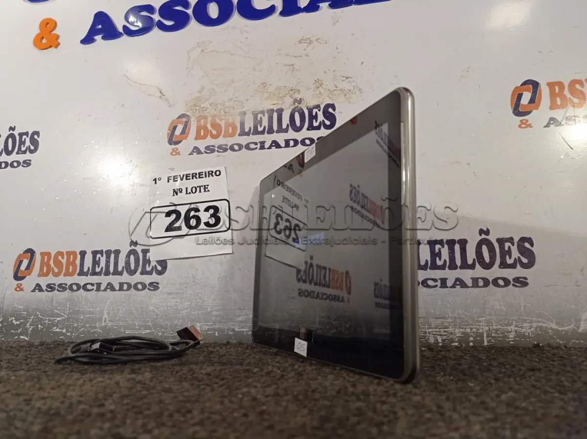 LOTE 263 - 01 TABLET SAMSUNG TAB 2 TELA 10.1” COM CABO. (NO ESTADO) ATENÇÃO! FAZER A VISITAÇÃO ANTES DE ARREMATAR, NÃO SABEMOS SE FUNCIONA. LEILÃO NÃO TEM GARANTIA E NEM DEVOLUÇÃO, SUJEITO A POSSÍVEIS AVARIAS VISÍVEIS/OCULTAS E/OU AUSÊNCIA DE COMPONENTES.