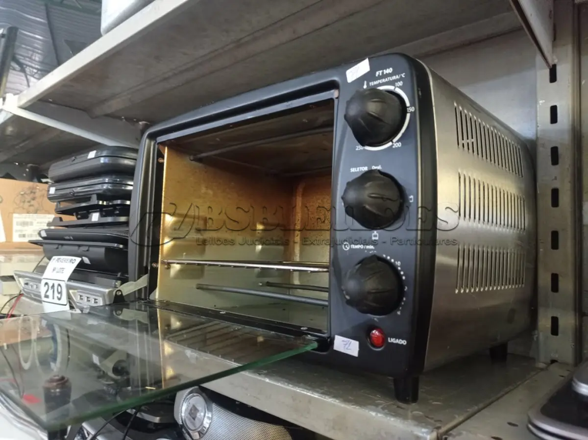 LOTE 221 - 01 FORNO ELÉTRICO MARCA BLACK&DECKER 220V. (NO ESTADO) ATENÇÃO! FAZER A VISITAÇÃO ANTES DE ARREMATAR, NÃO SABEMOS SE FUNCIONA. LEILÃO NÃO TEM GARANTIA E NEM DEVOLUÇÃO, SUJEITO A POSSÍVEIS AVARIAS VISÍVEIS/OCULTAS E/OU AUSÊNCIA DE COMPONENTES.