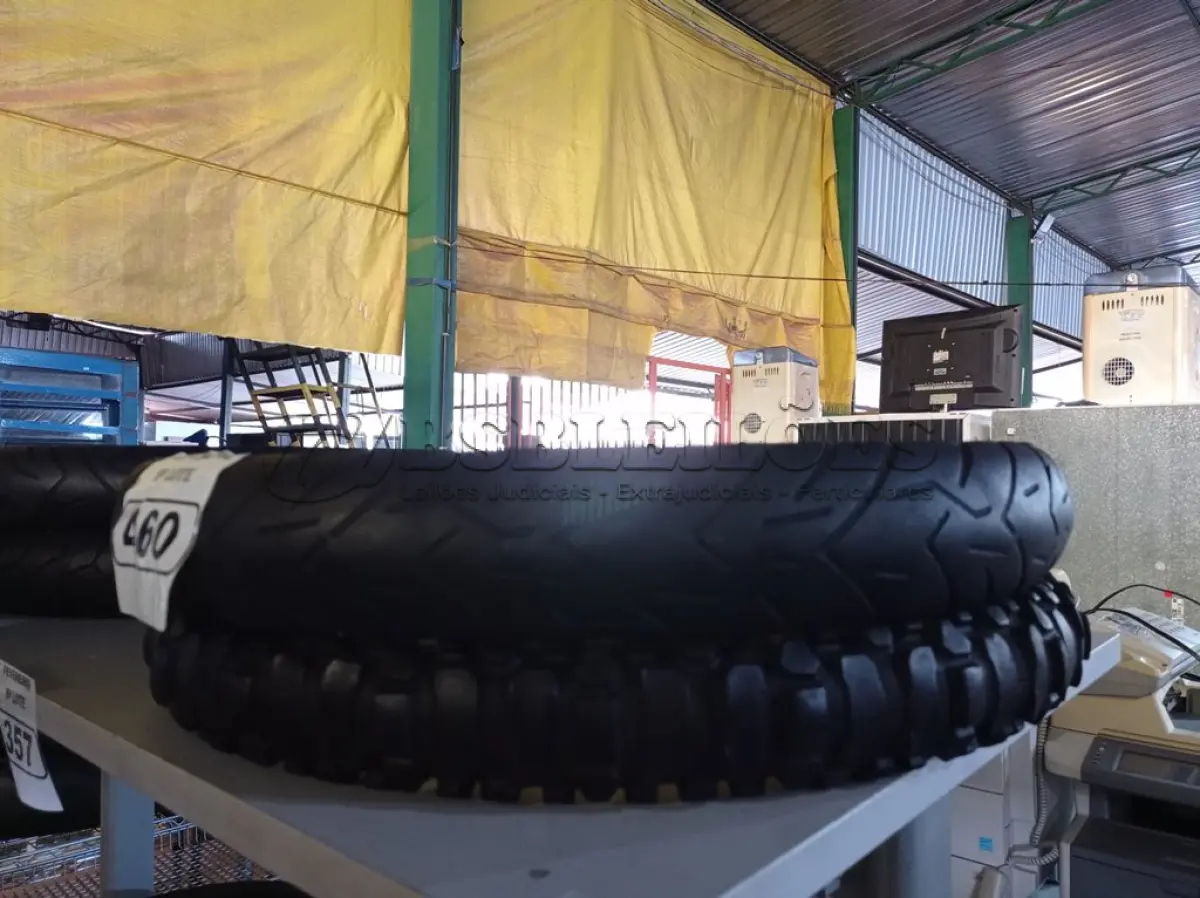 LOTE 460 - 02 PNEUS DE MOTO 90/90/21. (NO ESTADO) ATENÇÃO! FAZER A VISITAÇÃO ANTES DE ARREMATAR, NÃO SABEMOS SE FUNCIONA. LEILÃO NÃO TEM GARANTIA E NEM DEVOLUÇÃO, SUJEITO A POSSÍVEIS AVARIAS VISÍVEIS/OCULTAS E/OU AUSÊNCIA DE COMPONENTES.