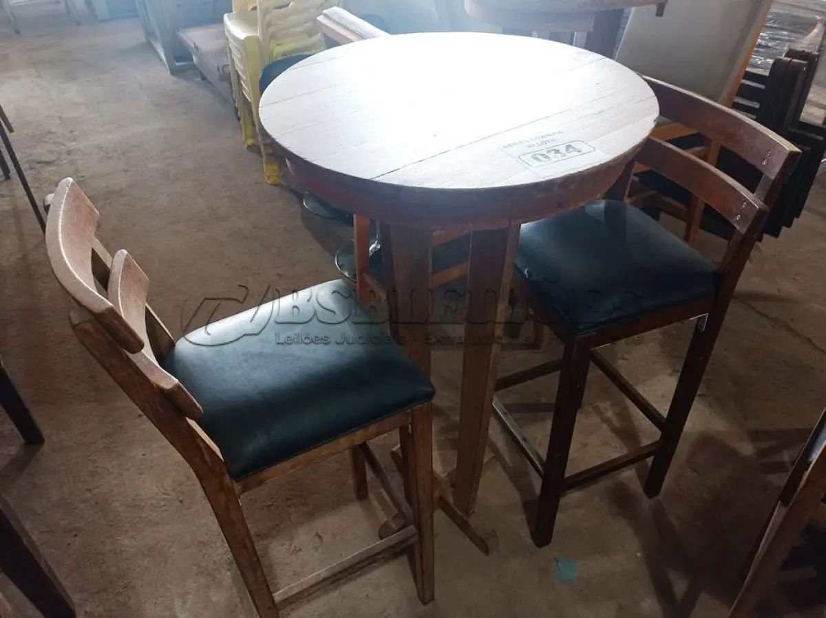 LOTE 034 - 01 MESA BISTRÔ EM MADEIRA COM 02 BANQUETAS E ACENTO ESTOFADO. (NO ESTADO, NÃO SABEMOS SE FUNCIONA. LEILÃO NÃO TEM GARANTIA E NEM DEVOLUÇÃO).