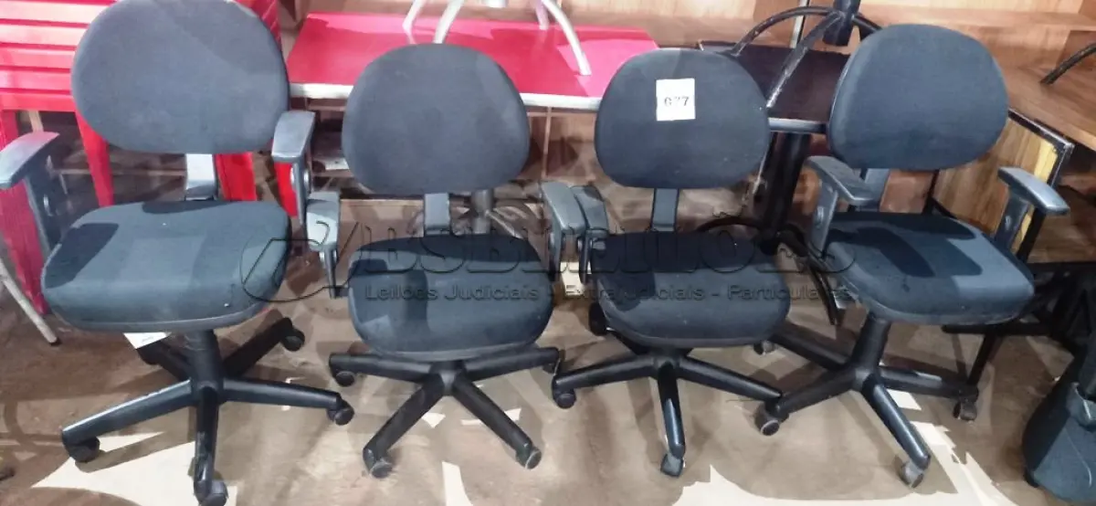 LOTE 077 - 04 CADEIRAS GIRATÓRIAS PARA ESCRITÓRIO. (NO ESTADO, NÃO SABEMOS SE FUNCIONA. LEILÃO NÃO TEM GARANTIA E NEM DEVOLUÇÃO).