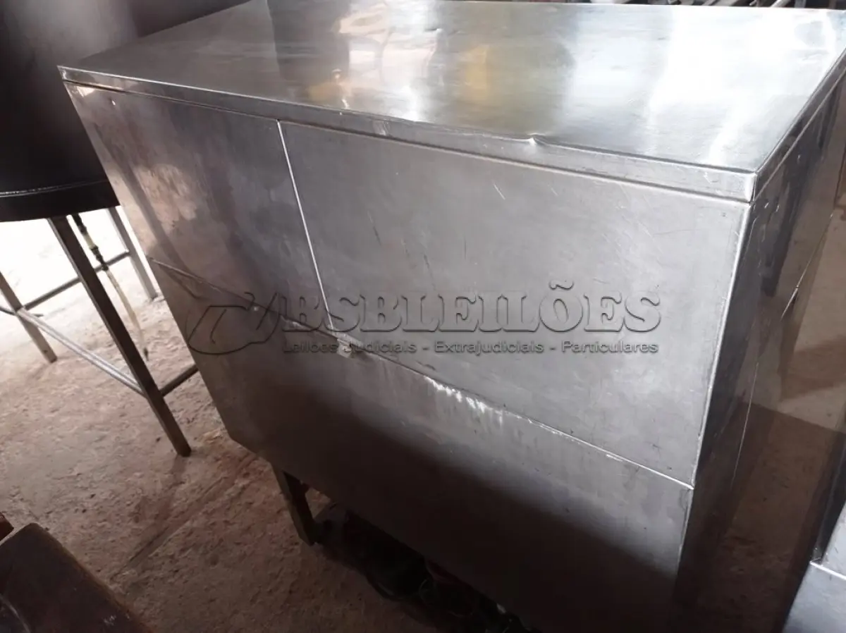 LOTE 102 - 01 MÁQUINA DE GELO EVEREST ECG  150KG/DIA COM AVARIAS EM AÇO INOX. (NO ESTADO, NÃO SABEMOS SE FUNCIONA. LEILÃO NÃO TEM GARANTIA E NEM DEVOLUÇÃO).