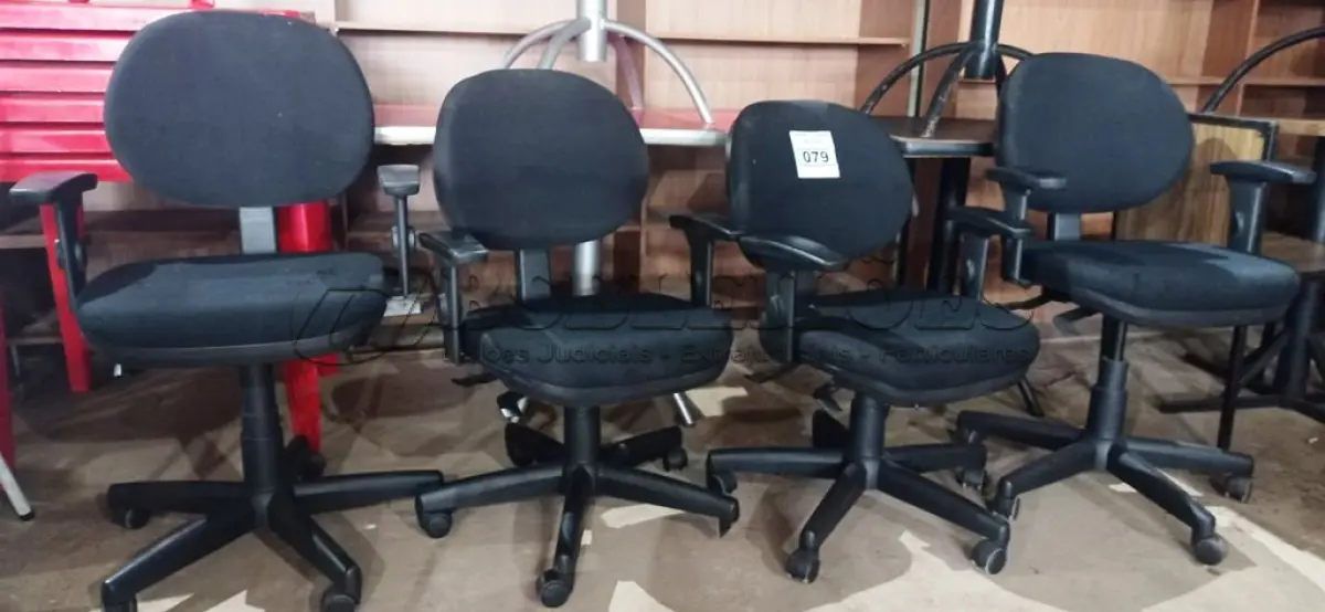 LOTE 079 - 04 CADEIRAS GIRATÓRIAS PARA ESCRITÓRIO. (NO ESTADO, NÃO SABEMOS SE FUNCIONA. LEILÃO NÃO TEM GARANTIA E NEM DEVOLUÇÃO).