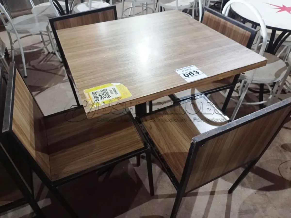 LOTE 063 - 01 CONJUNTO DE MESA COM TAMPO EM MADEIRA E PÉS DE FERRO COM 04 CADEIRAS MEDINDO 80CMX80CM. (NO ESTADO, NÃO SABEMOS SE FUNCIONA. LEILÃO NÃO TEM GARANTIA E NEM DEVOLUÇÃO).