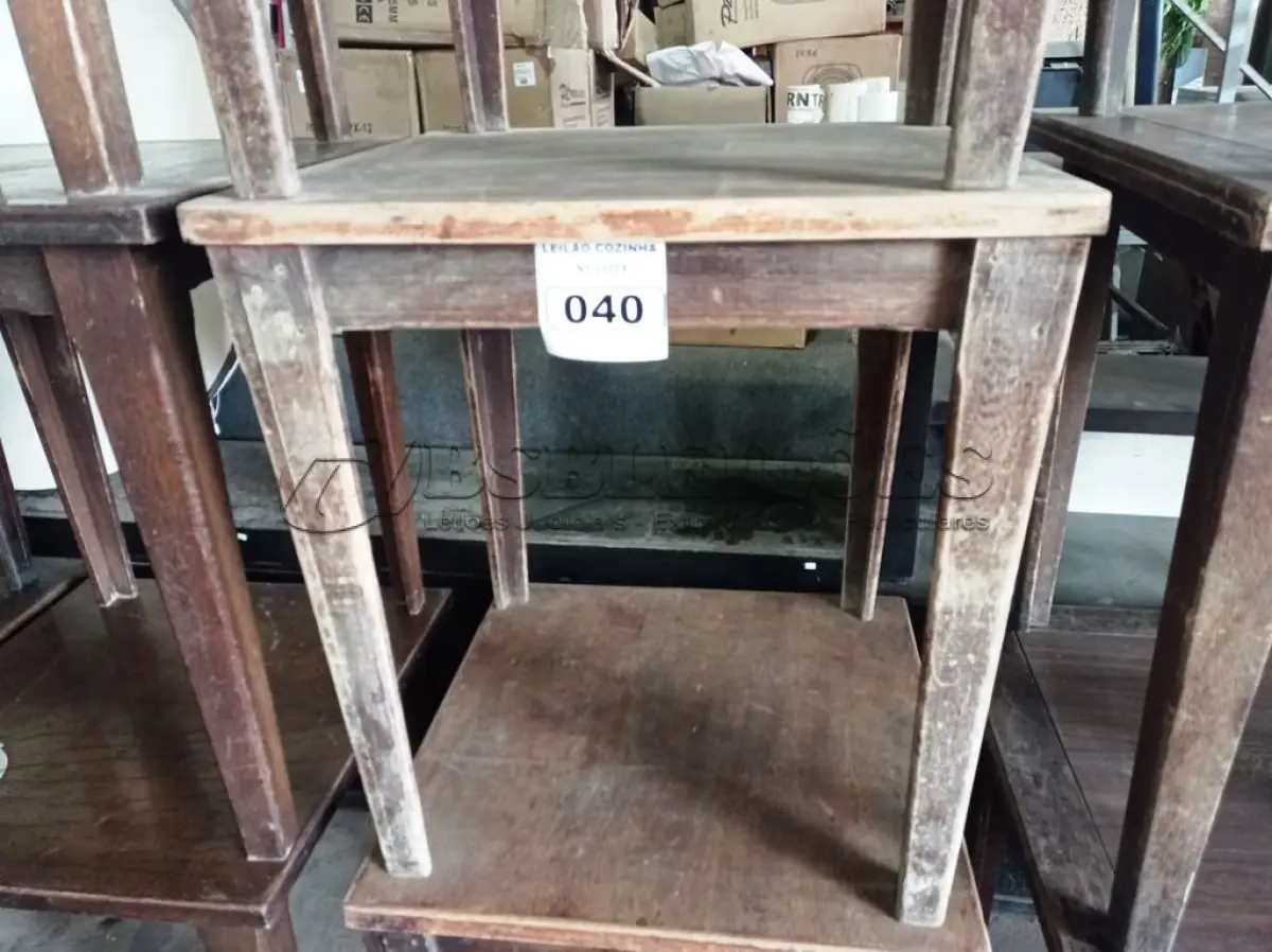LOTE 040 - 04 MESAS DE MADEIRA MEDINDO 80CMX80CM. (NO ESTADO, NÃO SABEMOS SE FUNCIONA. LEILÃO NÃO TEM GARANTIA E NEM DEVOLUÇÃO).